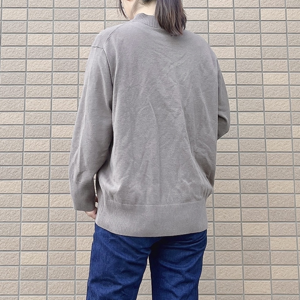 無印良品のおすすめトップス「洗えるニットハイネックセーター」