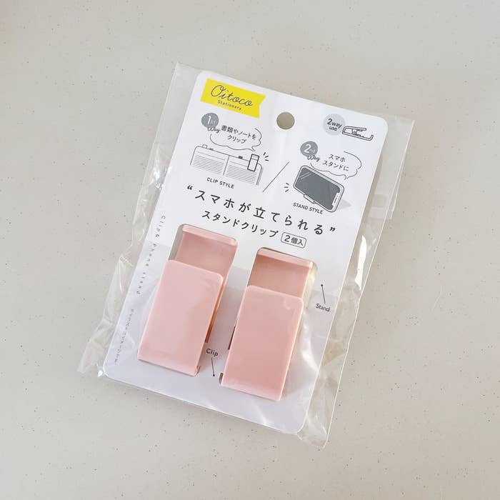 DAISO（ダイソー）のオススメの便利グッズ「スマホが立てられるスタンドクリップ 2P」