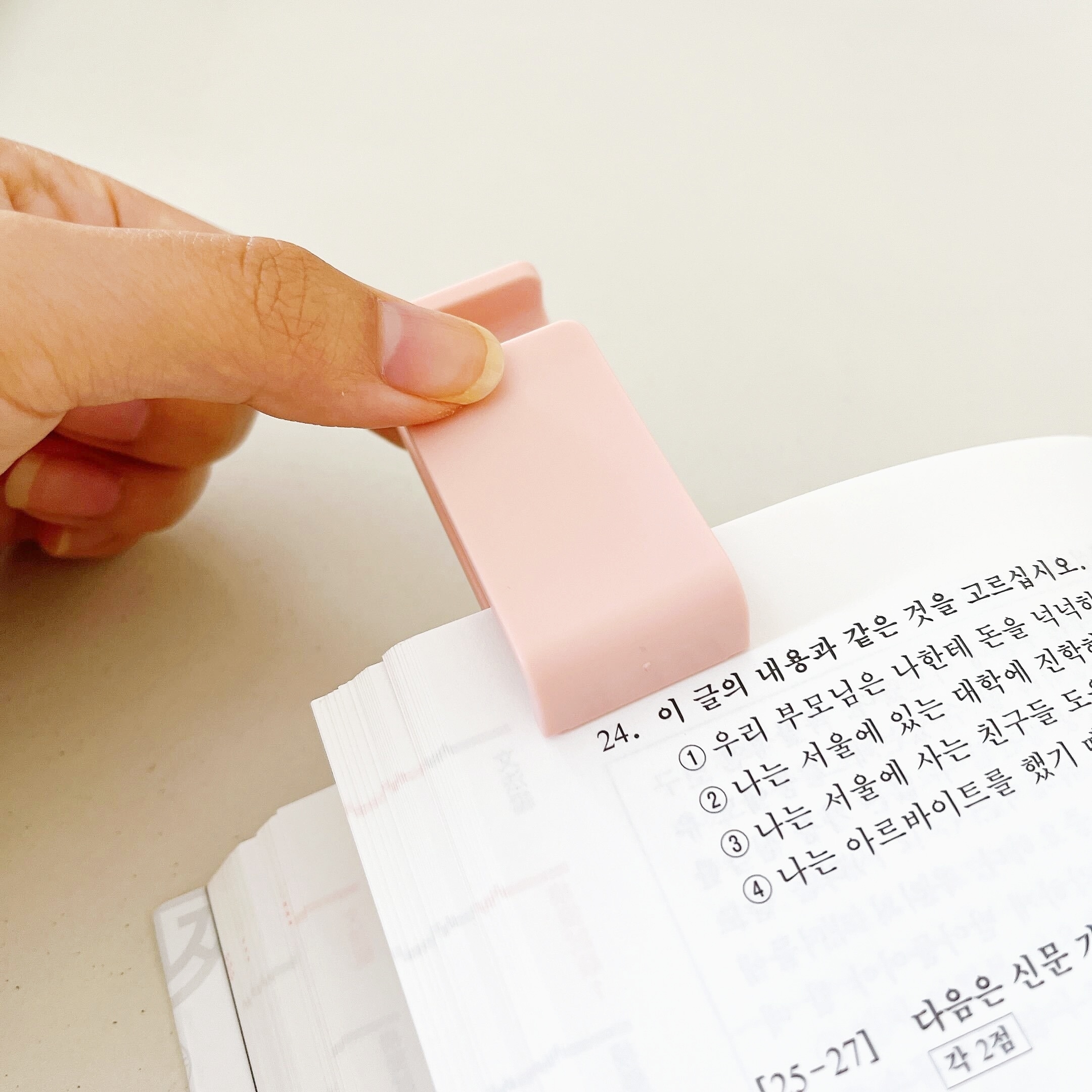 DAISO（ダイソー）のオススメの便利グッズ「スマホが立てられるスタンドクリップ 2P」