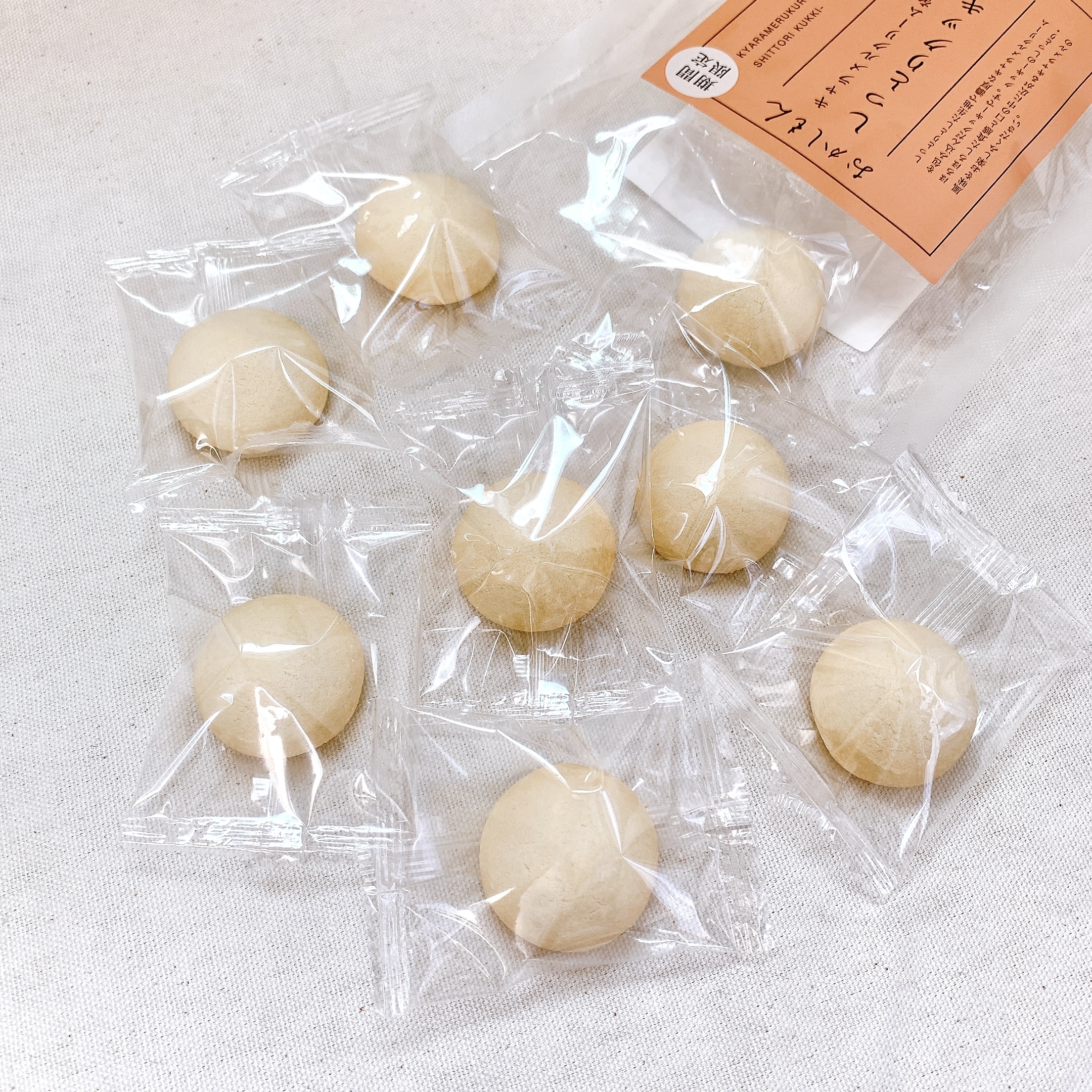 3COINS(スリーコインズ)のおすすめのお菓子「キャラメルクリームを包んだしっとりクッキー」