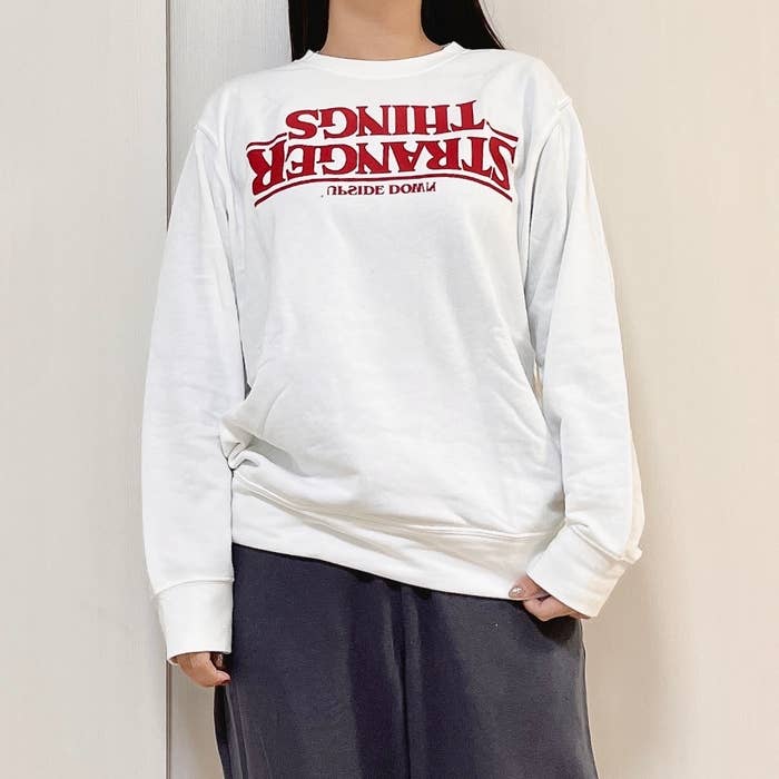 GUのオススメルームウェア「ソフトスウェットラウンジ(長袖&ロングパンツ) Netflix(ストレンジャー・シングス 未知の世界)」