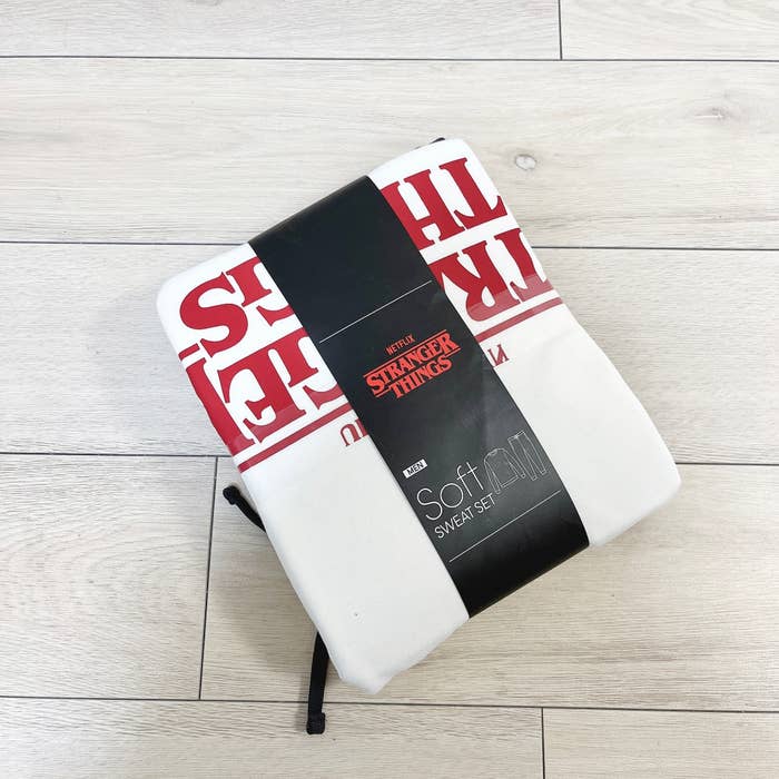 GUのオススメルームウェア「ソフトスウェットラウンジ(長袖&ロングパンツ) Netflix(ストレンジャー・シングス 未知の世界)」