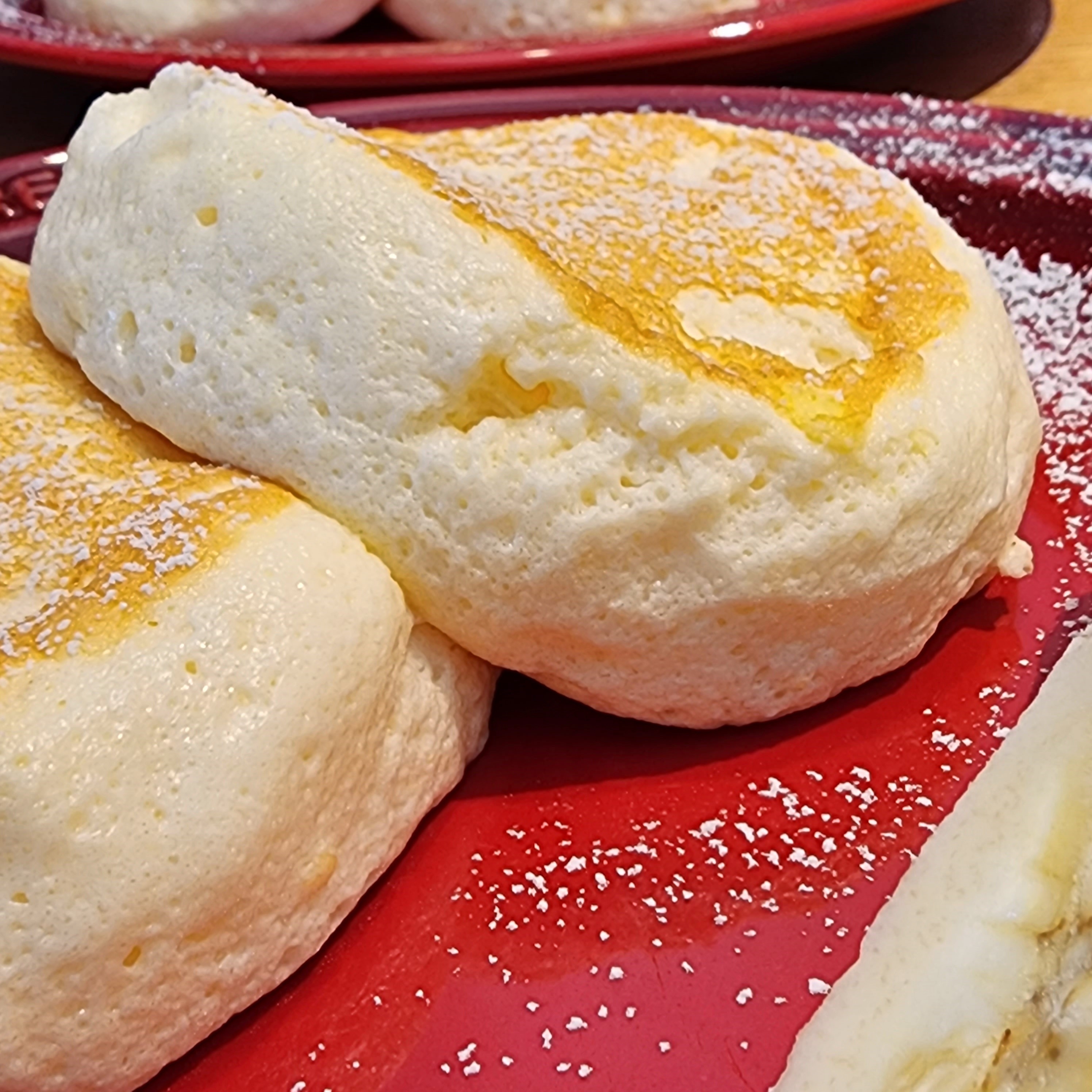 むさしの森珈琲のおすすめモーニング「バナナパンケーキ（蜂蜜入メイプルシロップ添え）」