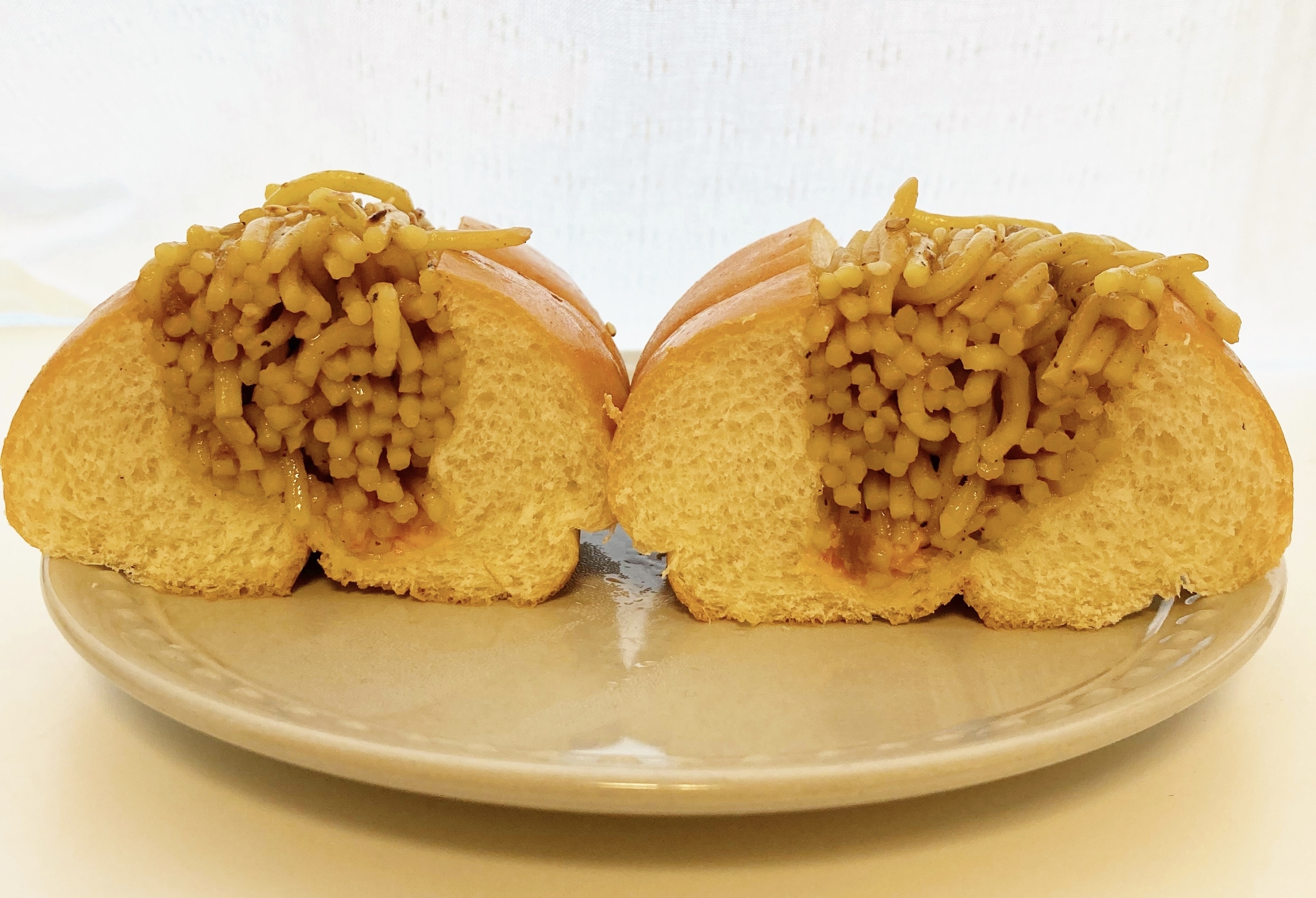 LAWSON(ローソン)のおすすめパン「豚骨スープ仕立ての焼きそばロール」