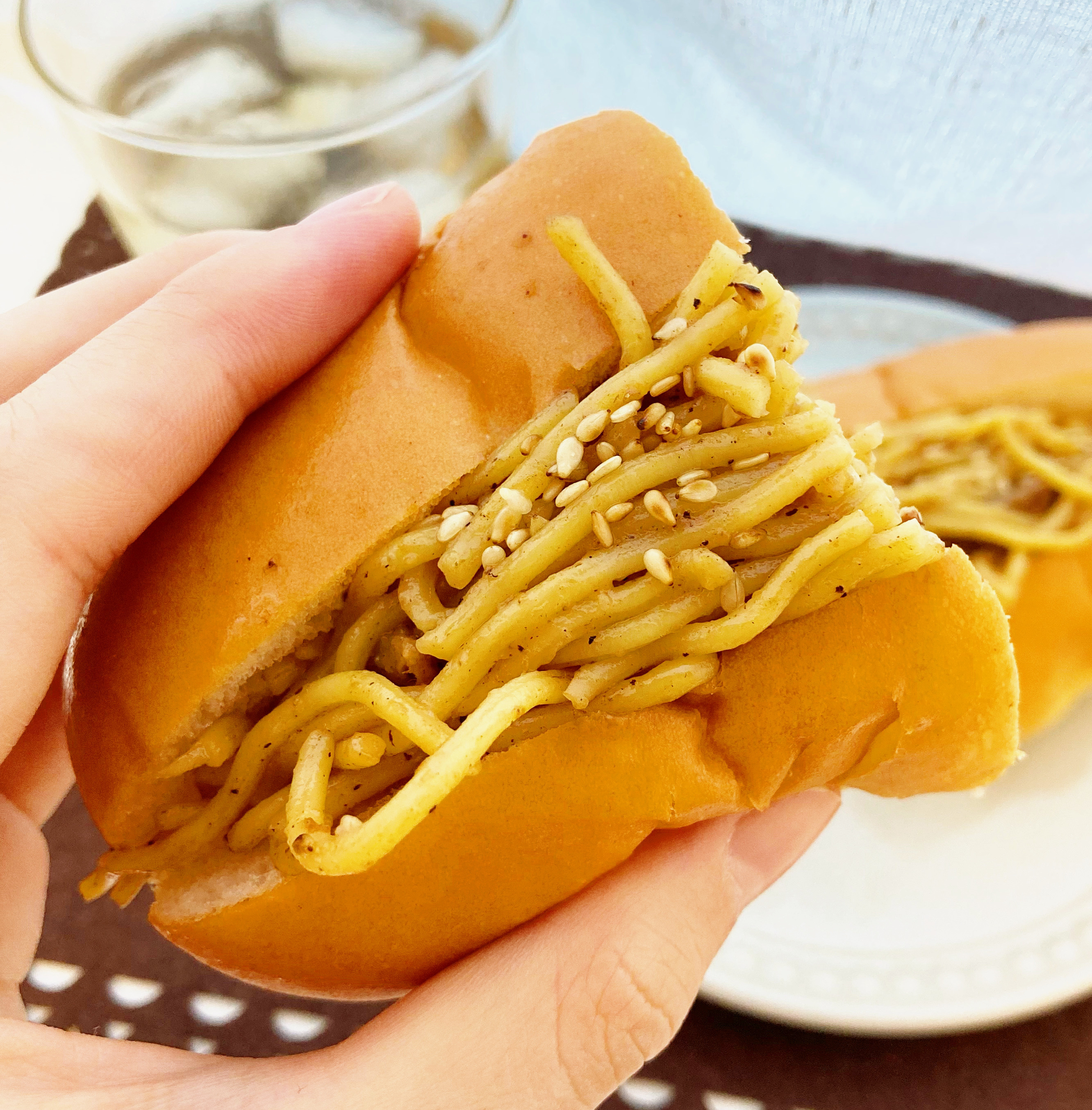 LAWSON(ローソン)のおすすめパン「豚骨スープ仕立ての焼きそばロール」