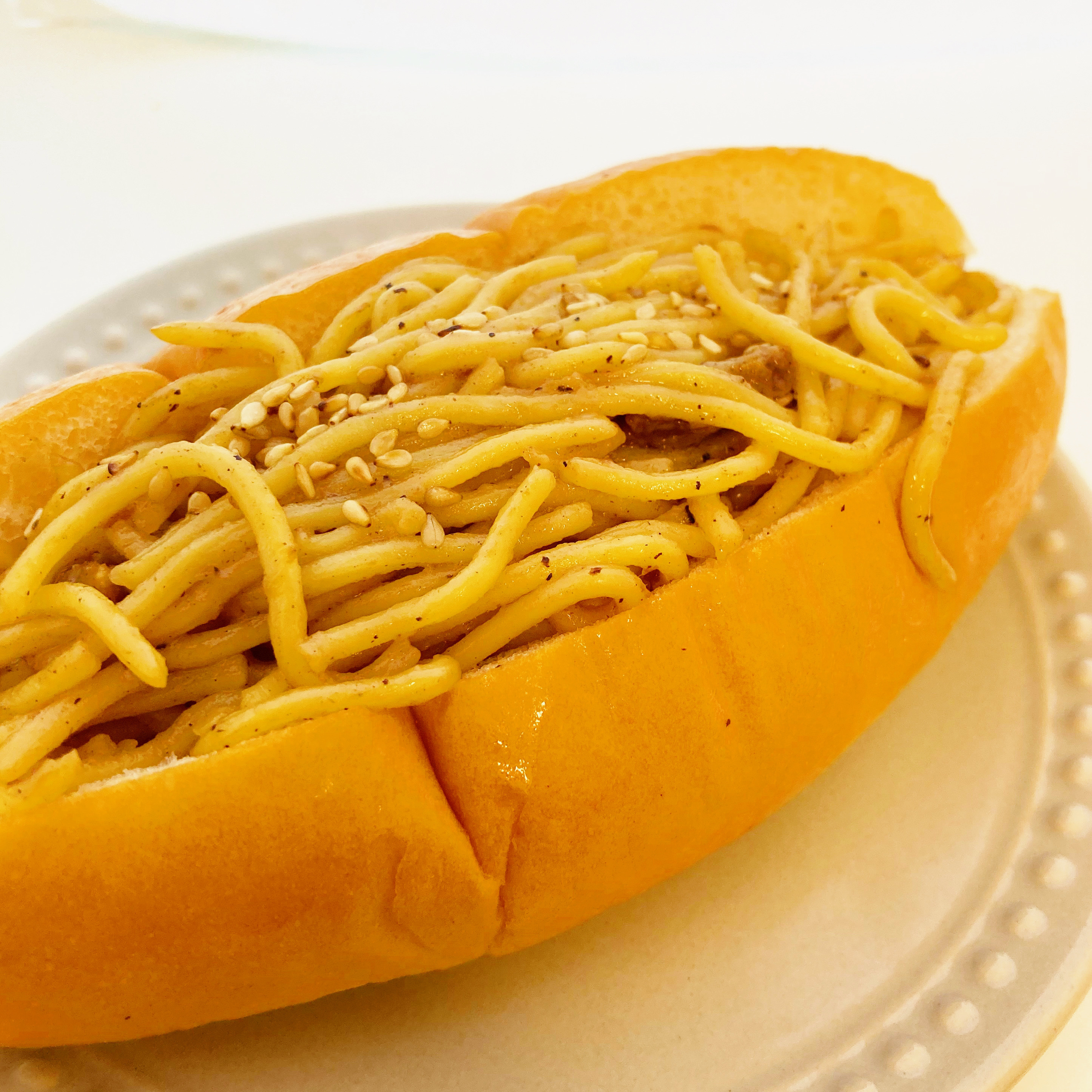 LAWSON(ローソン)のおすすめパン「豚骨スープ仕立ての焼きそばロール」