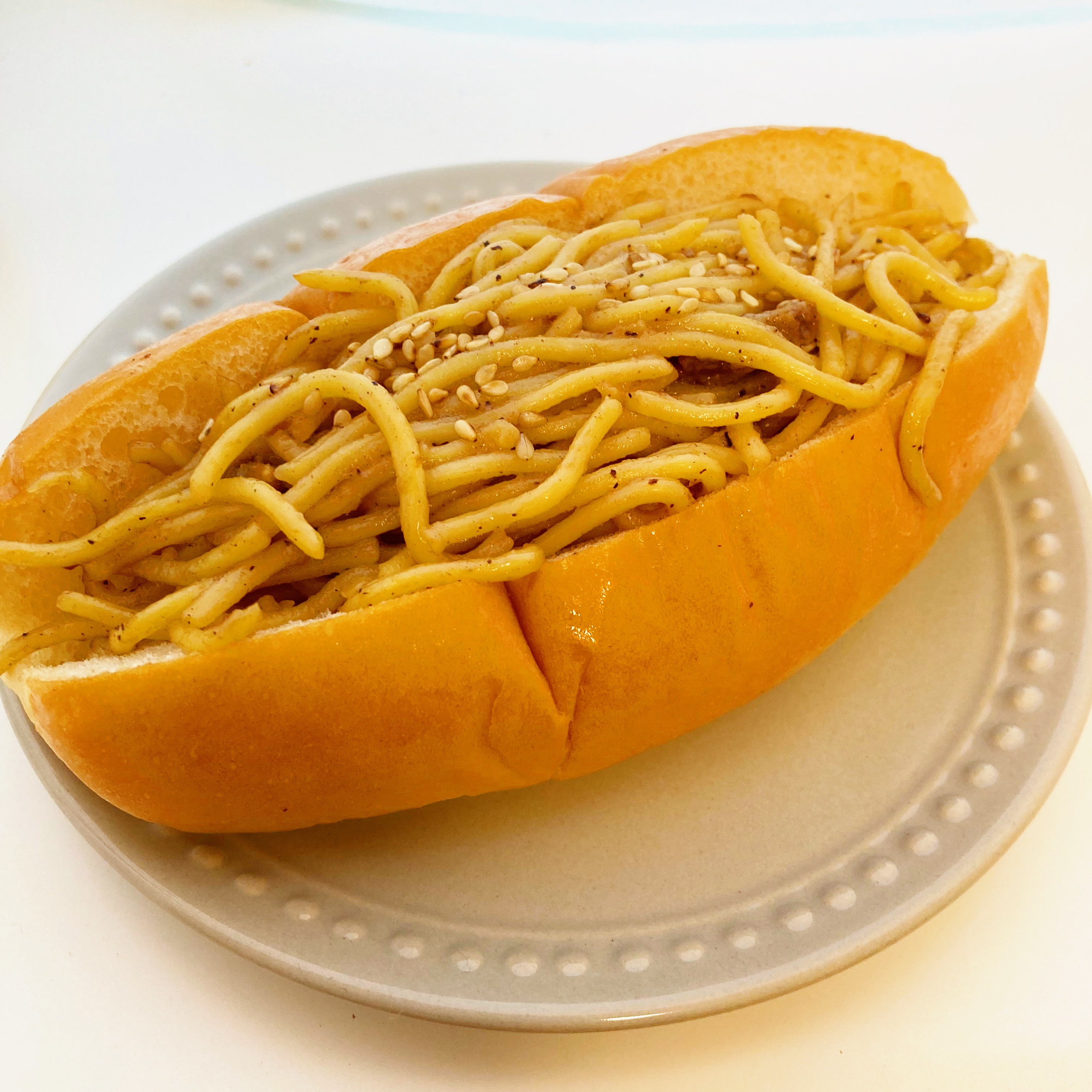 LAWSON(ローソン)のおすすめパン「豚骨スープ仕立ての焼きそばロール」