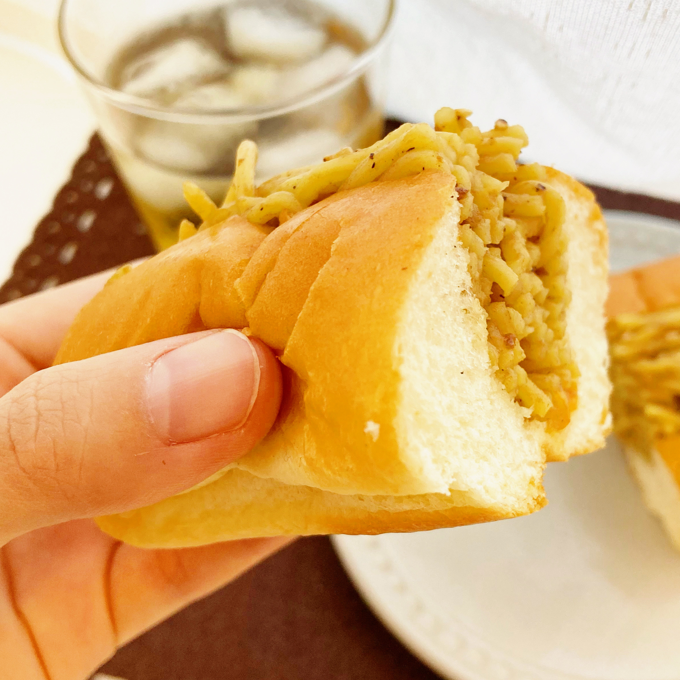 LAWSON(ローソン)のおすすめパン「豚骨スープ仕立ての焼きそばロール」