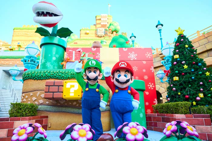 クリスマス仕様にデコレーションされた「スーパー・ニンテンドー・ワールド」