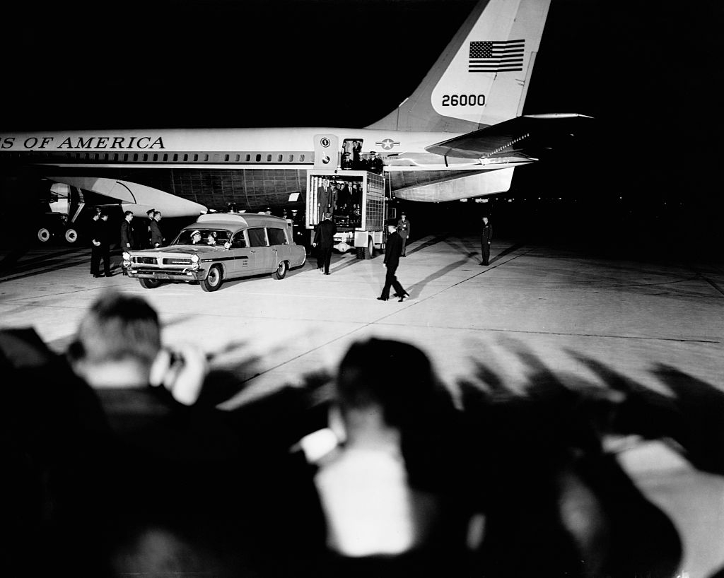 Air Force One arriving in Washington with Kennedy&#x27;s casket