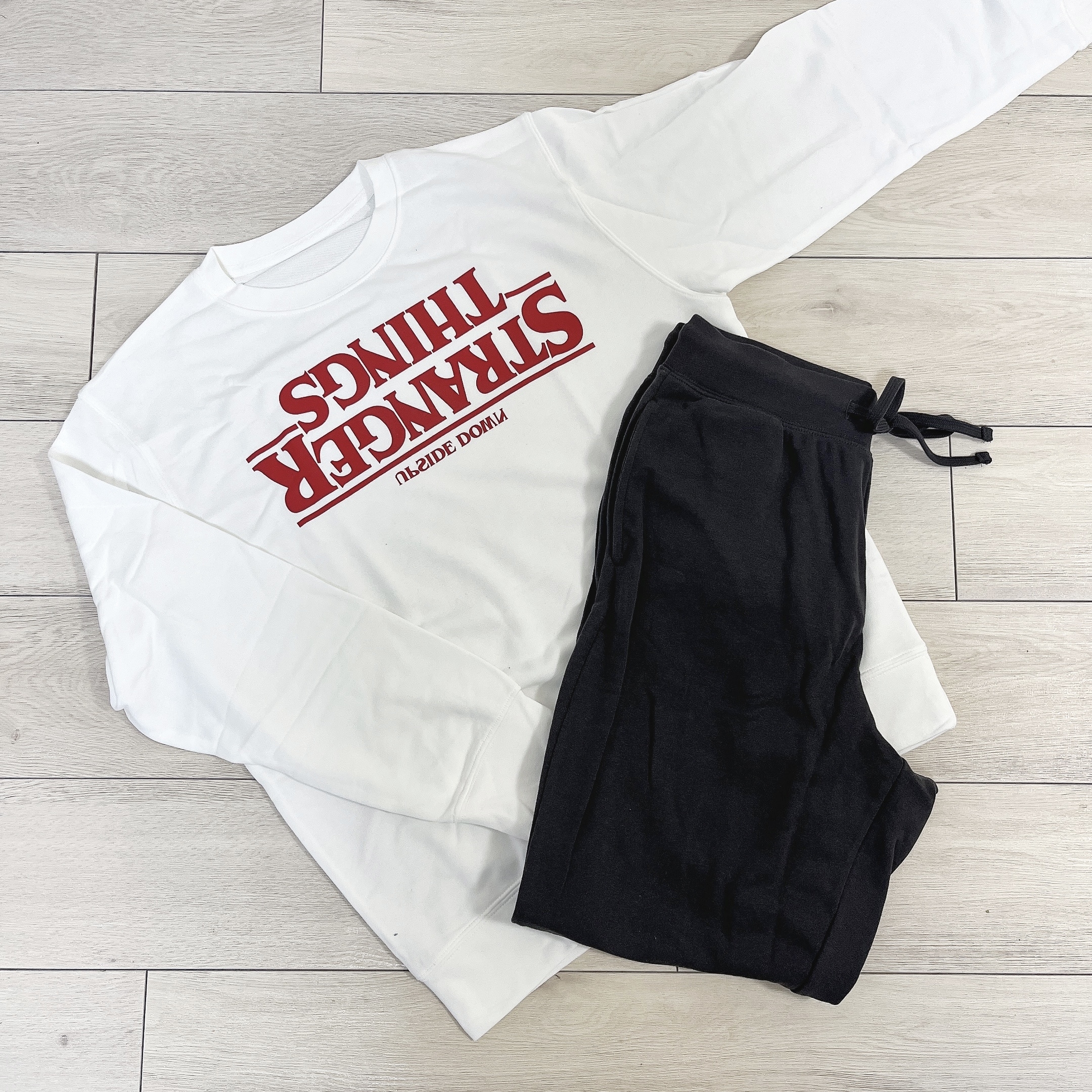 GUのオススメルームウェア「ソフトスウェットラウンジ（長袖＆ロングパンツ） Netflix（ストレンジャー・シングス 未知の世界）」