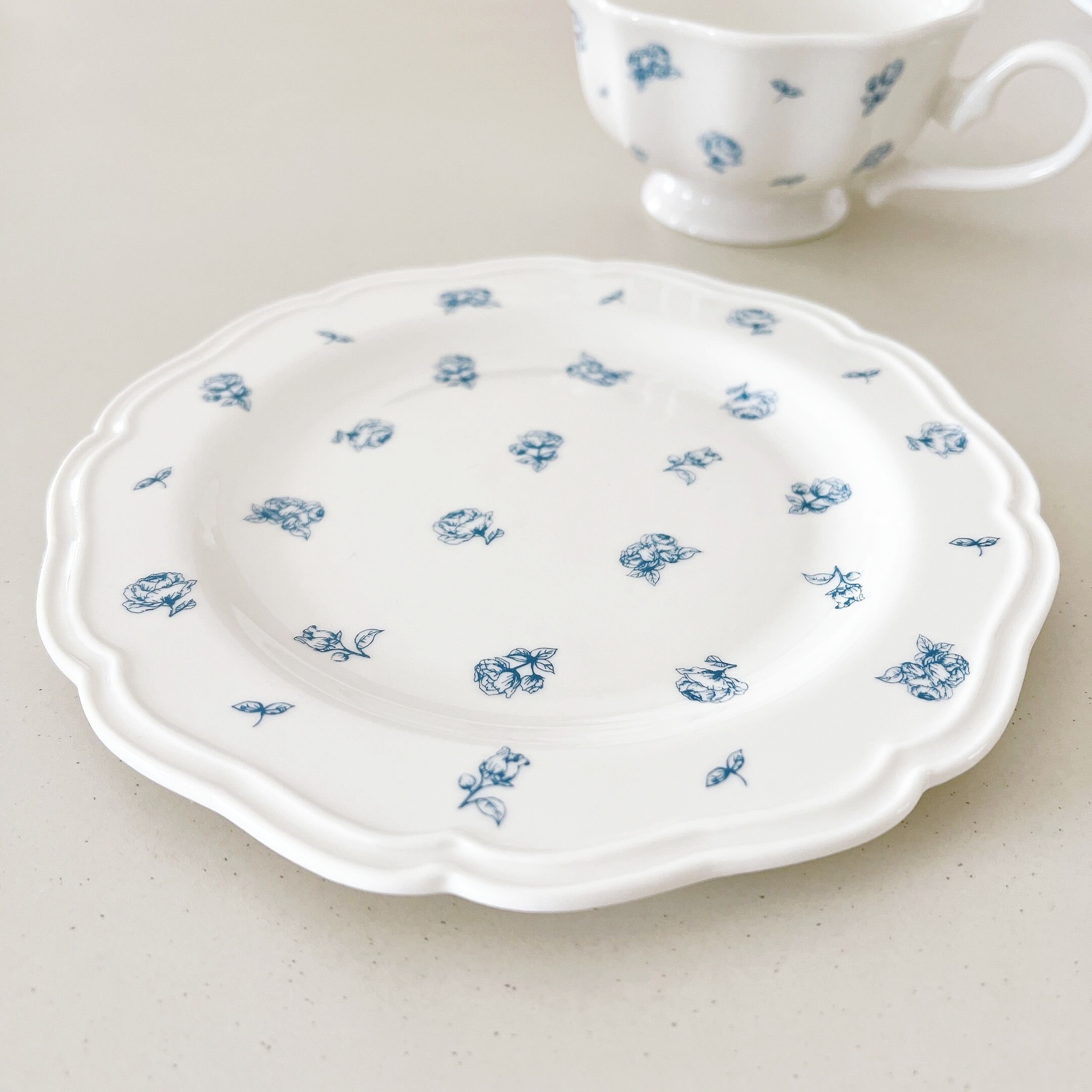 3COINS（スリーコインズ）のオススメの食器「ティーカップ」「プレート：16cm」