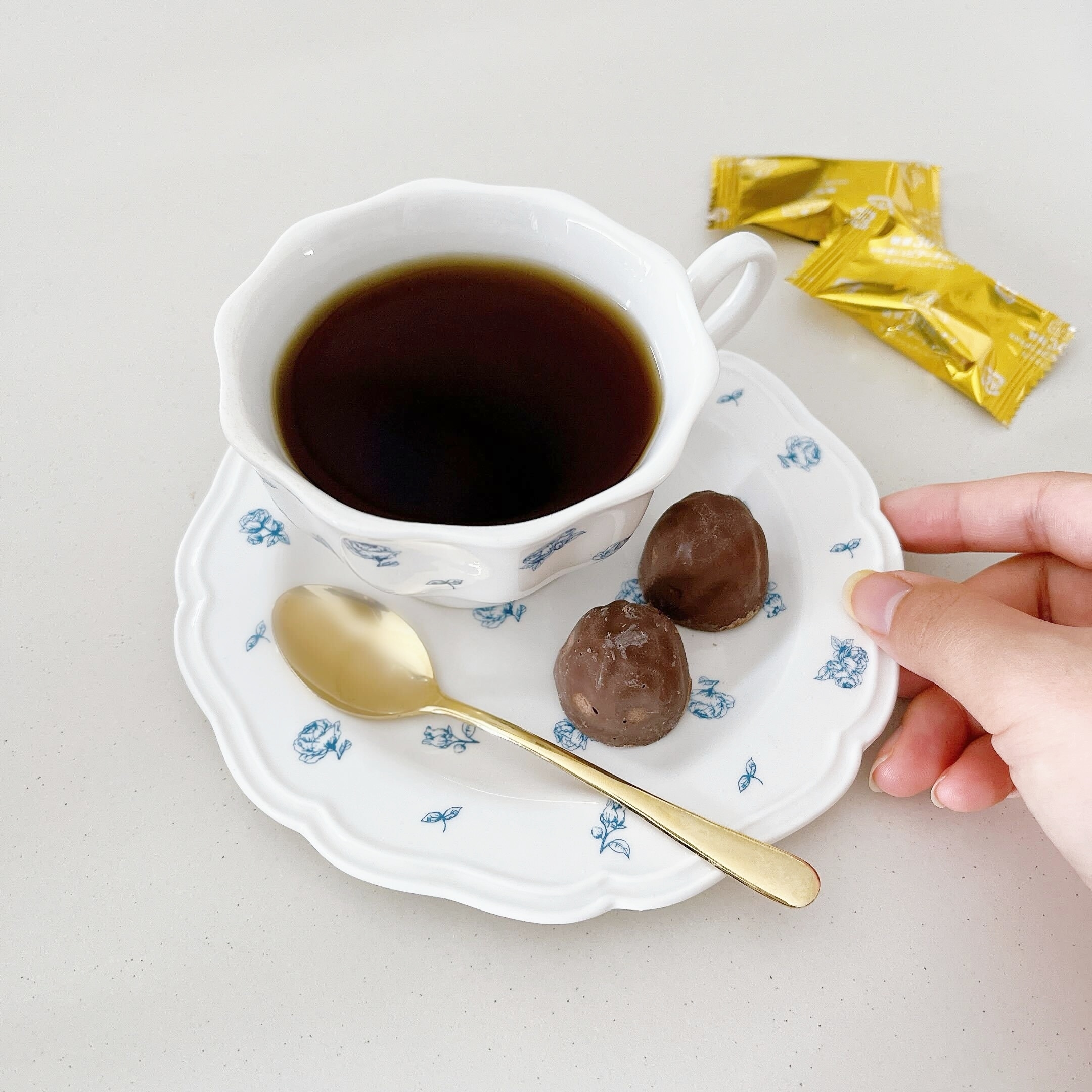 3COINS（スリーコインズ）のオススメの食器「ティーカップ」「プレート：16cm」