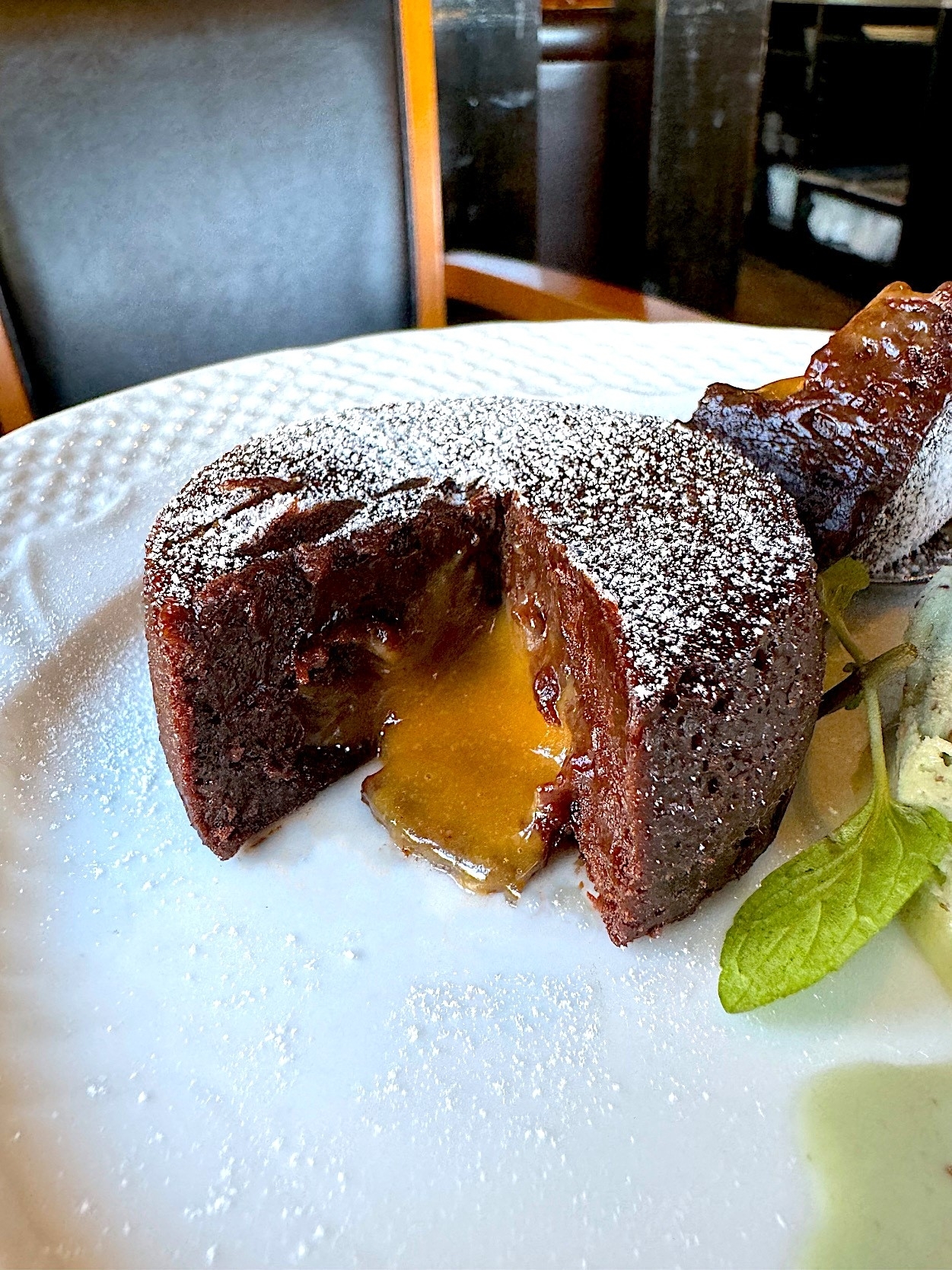 星乃珈琲店のオススメのスイーツ「キャラメルフォンダンショコラ～チョコミントアイス添え～」