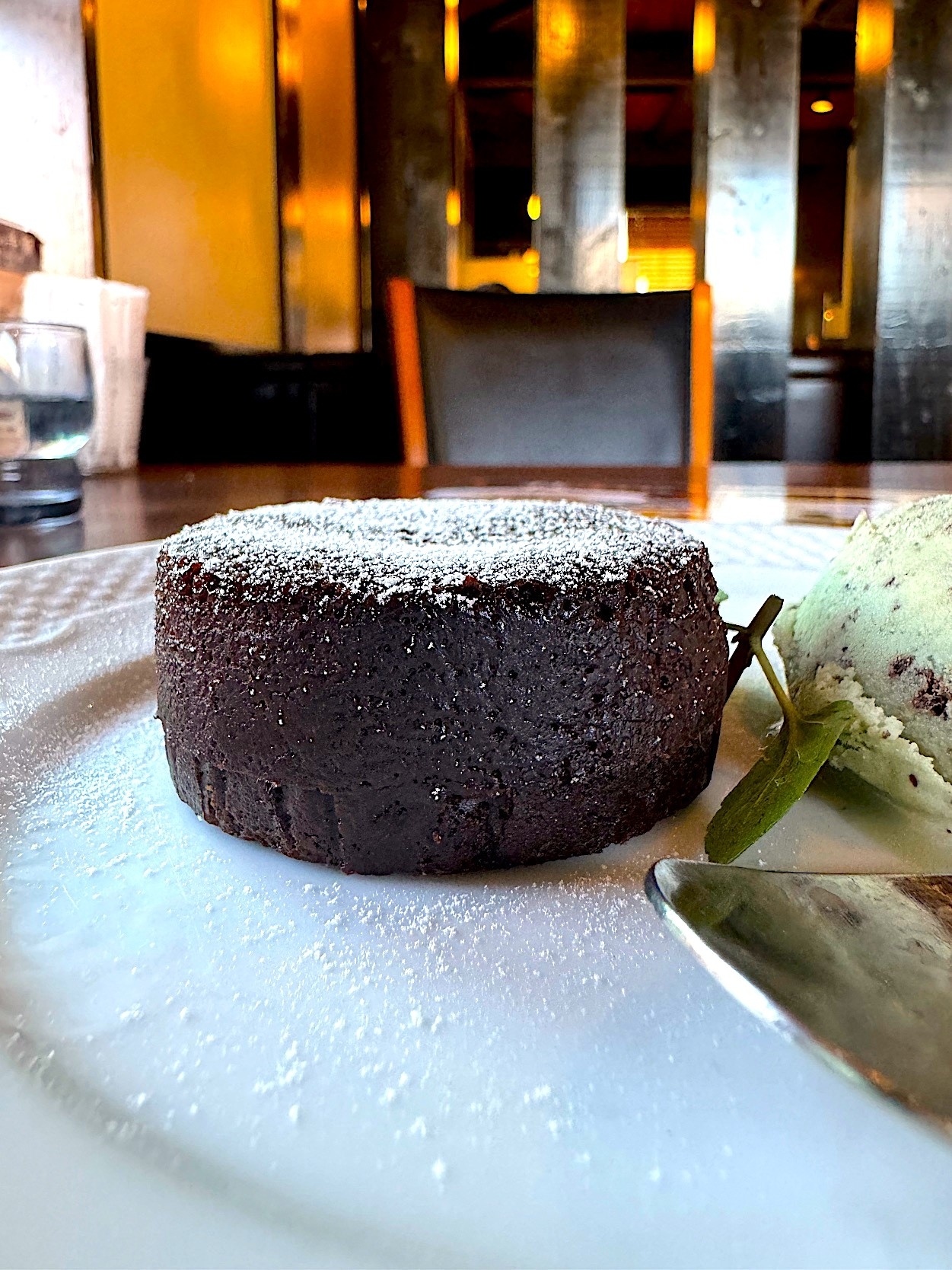 星乃珈琲店のオススメのスイーツ「キャラメルフォンダンショコラ～チョコミントアイス添え～」