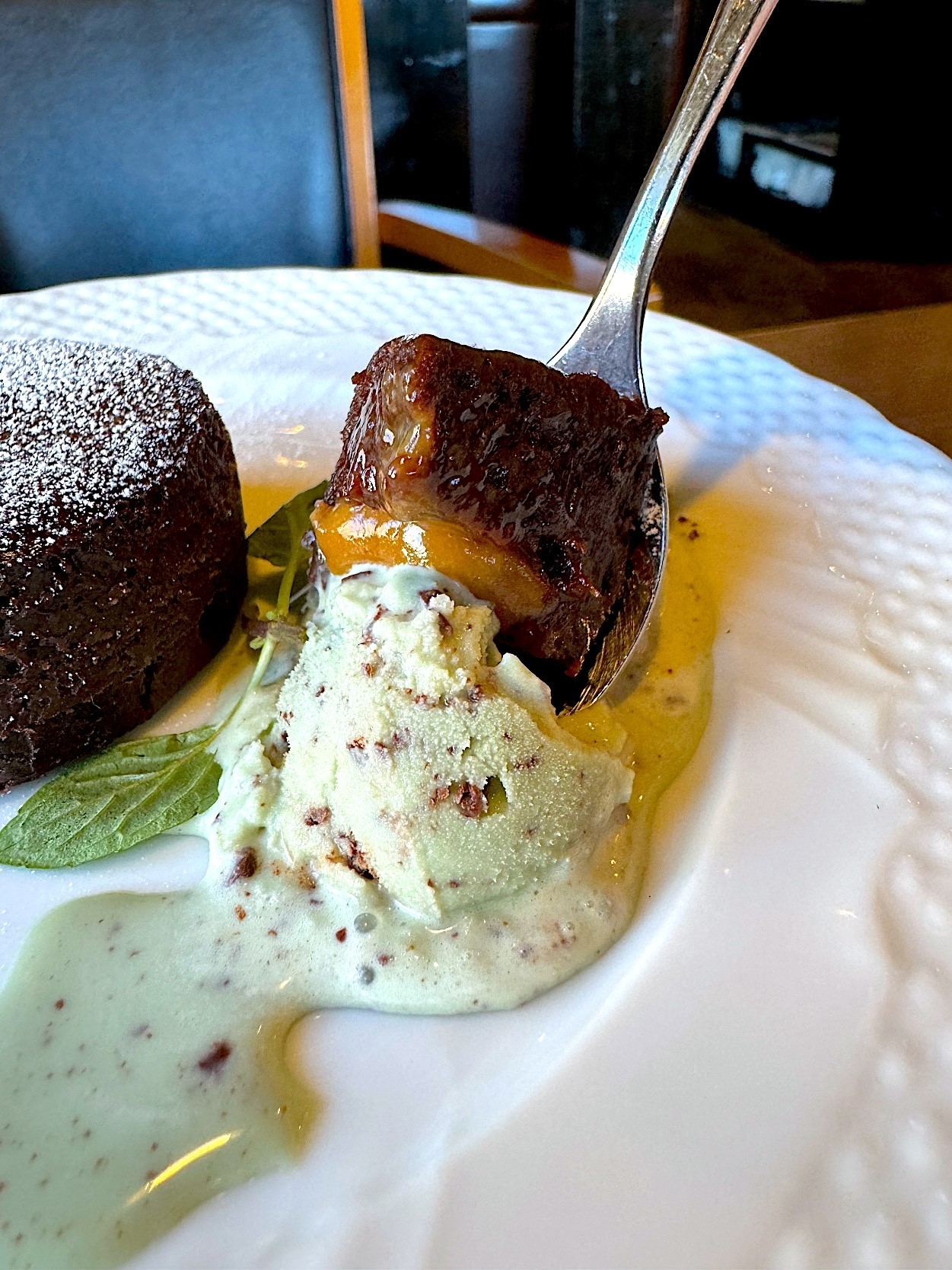 星乃珈琲店のオススメのスイーツ「キャラメルフォンダンショコラ～チョコミントアイス添え～」