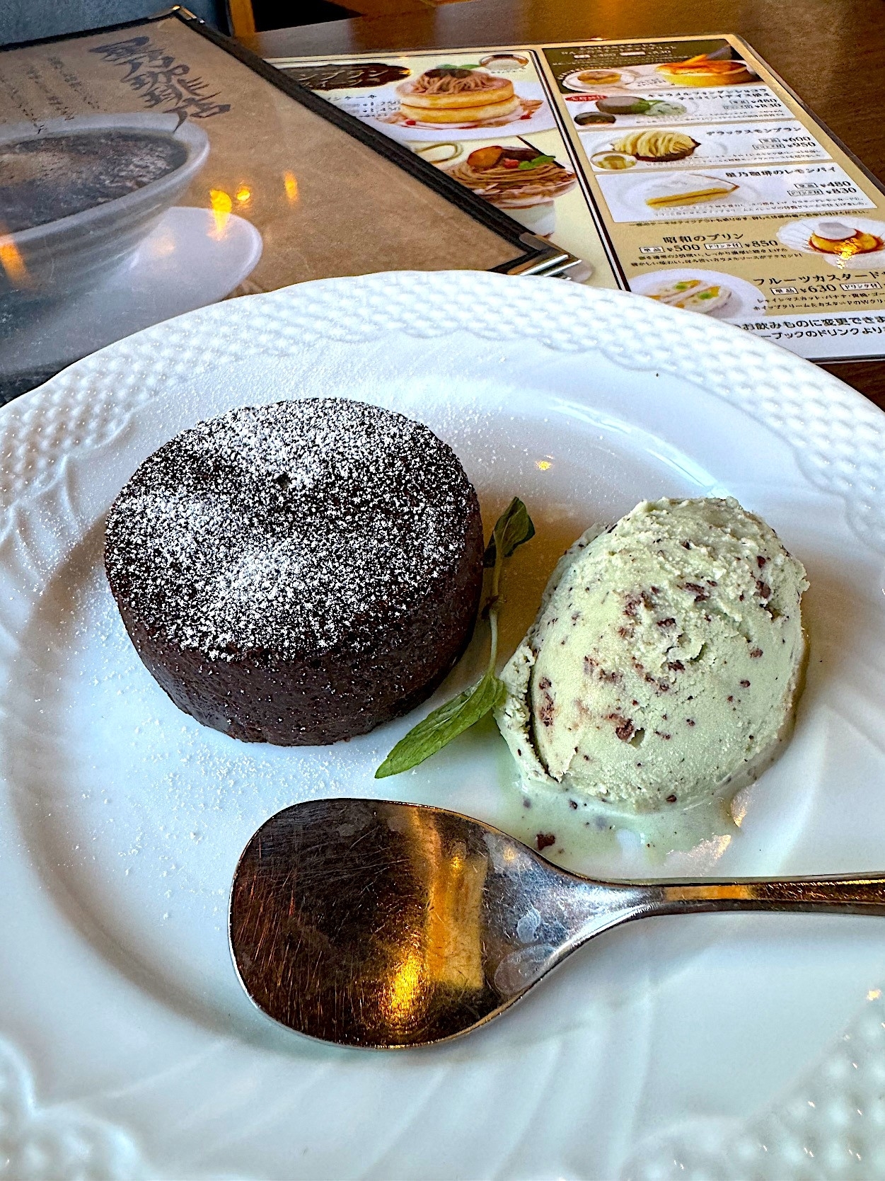 星乃珈琲店のオススメのスイーツ「キャラメルフォンダンショコラ～チョコミントアイス添え～」