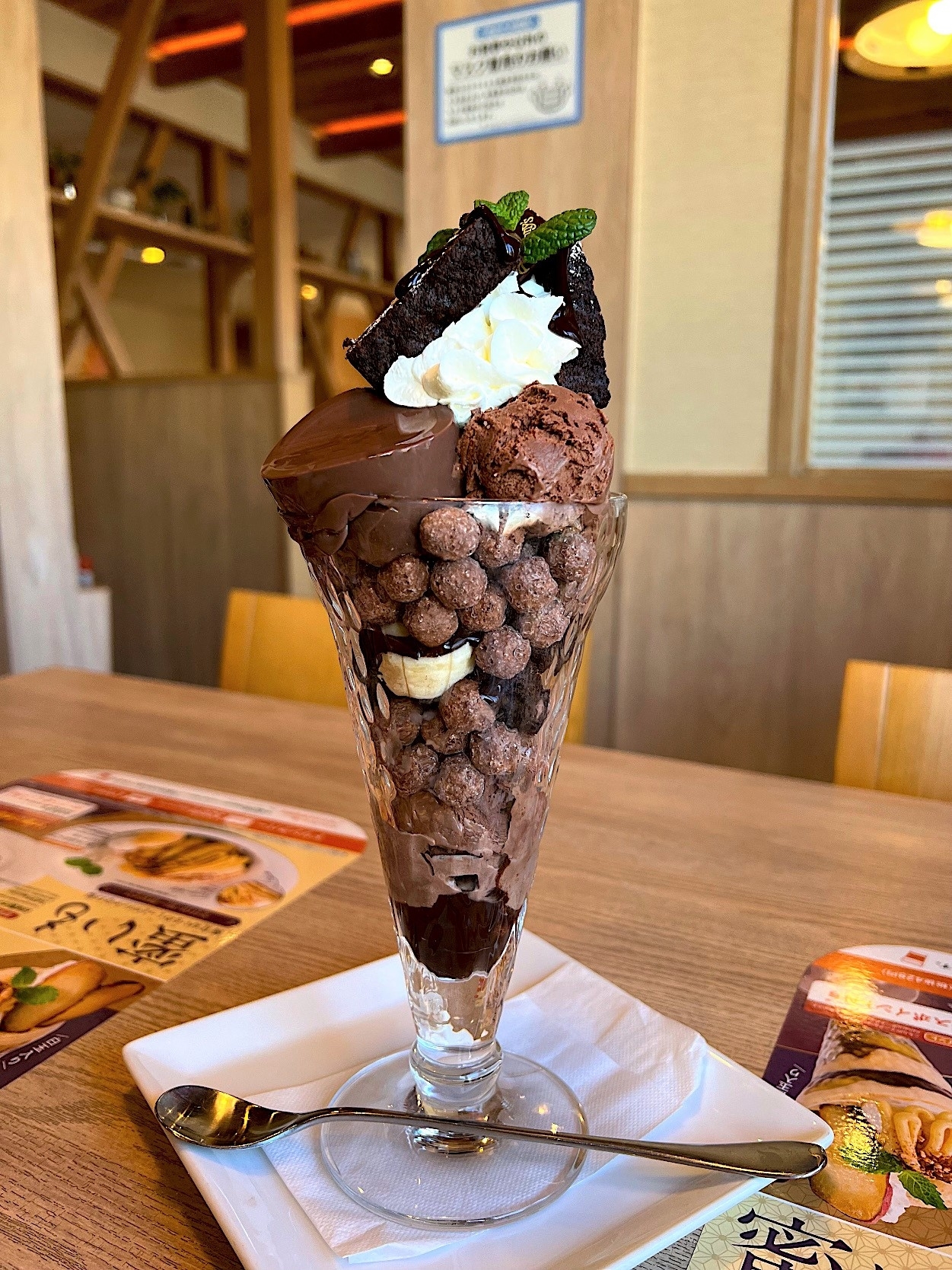 デニーズのオススメのスイーツ「デビルズブラウニーサンデー」