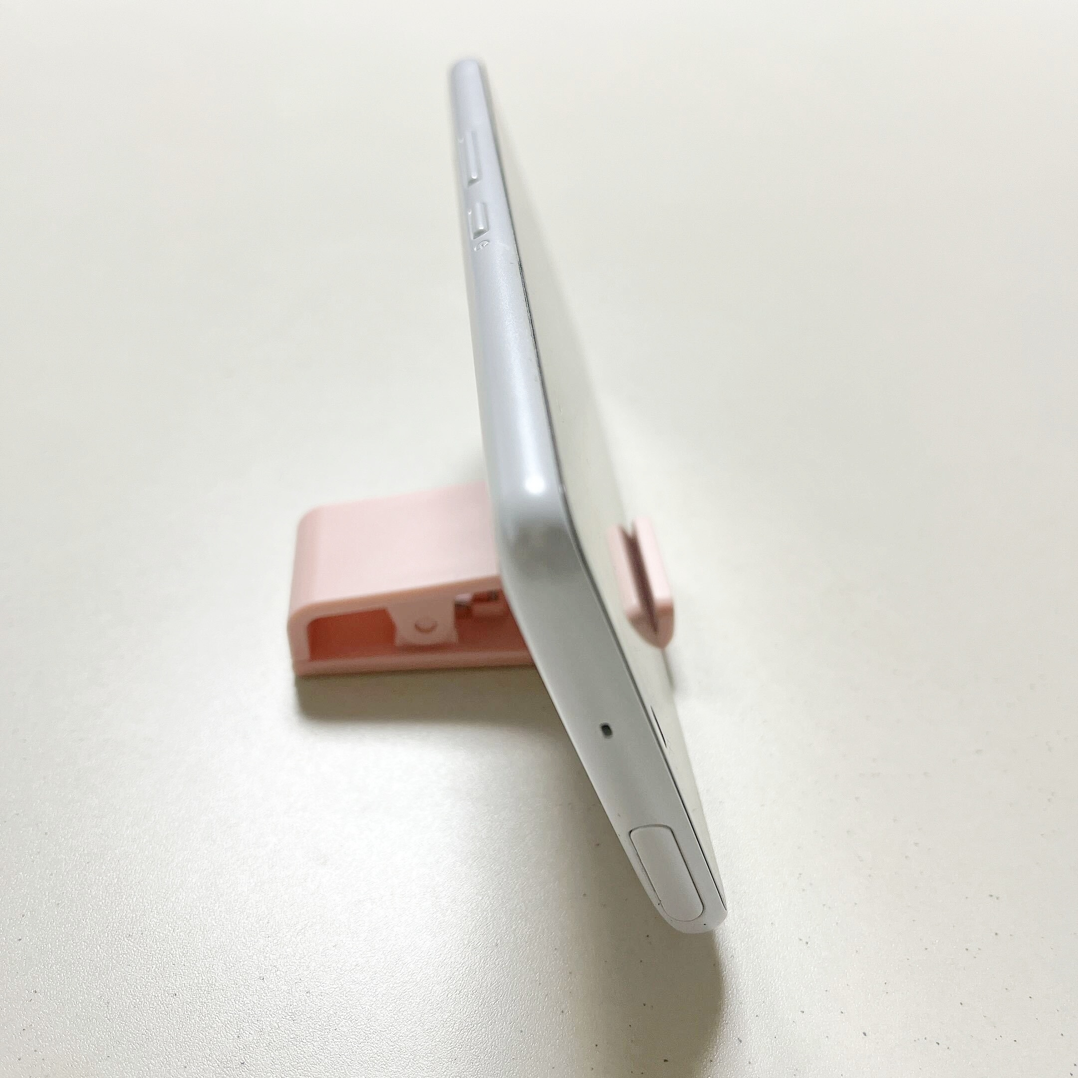 DAISO（ダイソー）のオススメの便利グッズ「スマホが立てられるスタンドクリップ 2P」