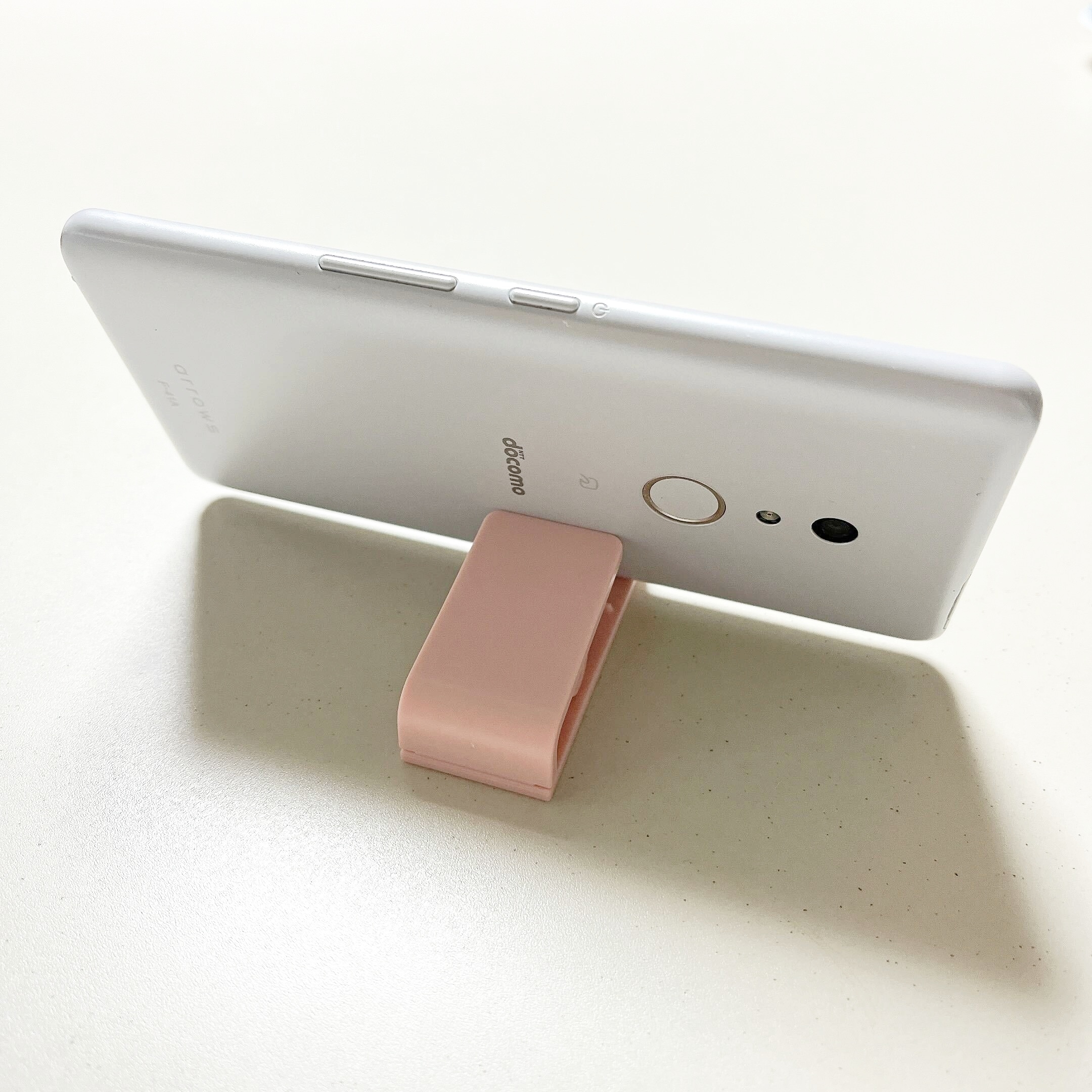 DAISO（ダイソー）のオススメの便利グッズ「スマホが立てられるスタンドクリップ 2P」