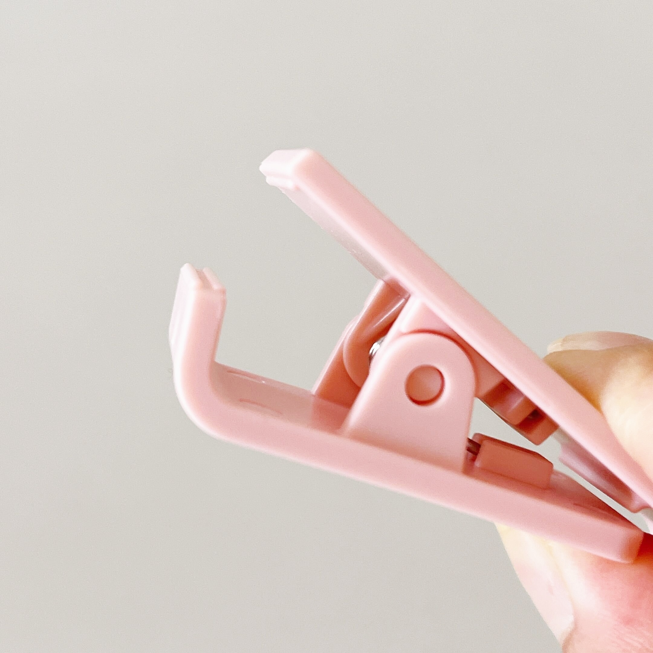 DAISO（ダイソー）のオススメの便利グッズ「スマホが立てられるスタンドクリップ 2P」