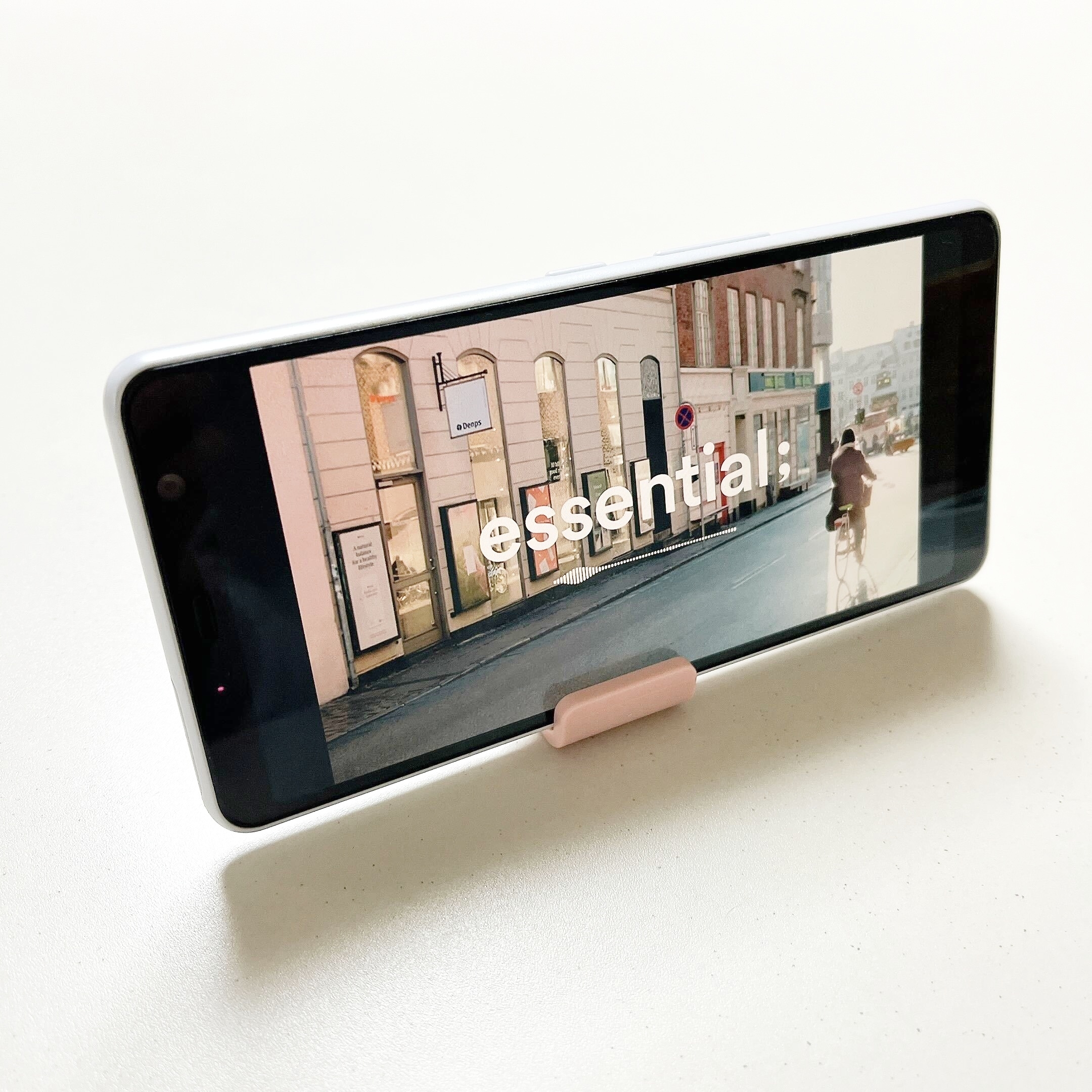 DAISO（ダイソー）のオススメの便利グッズ「スマホが立てられるスタンドクリップ 2P」