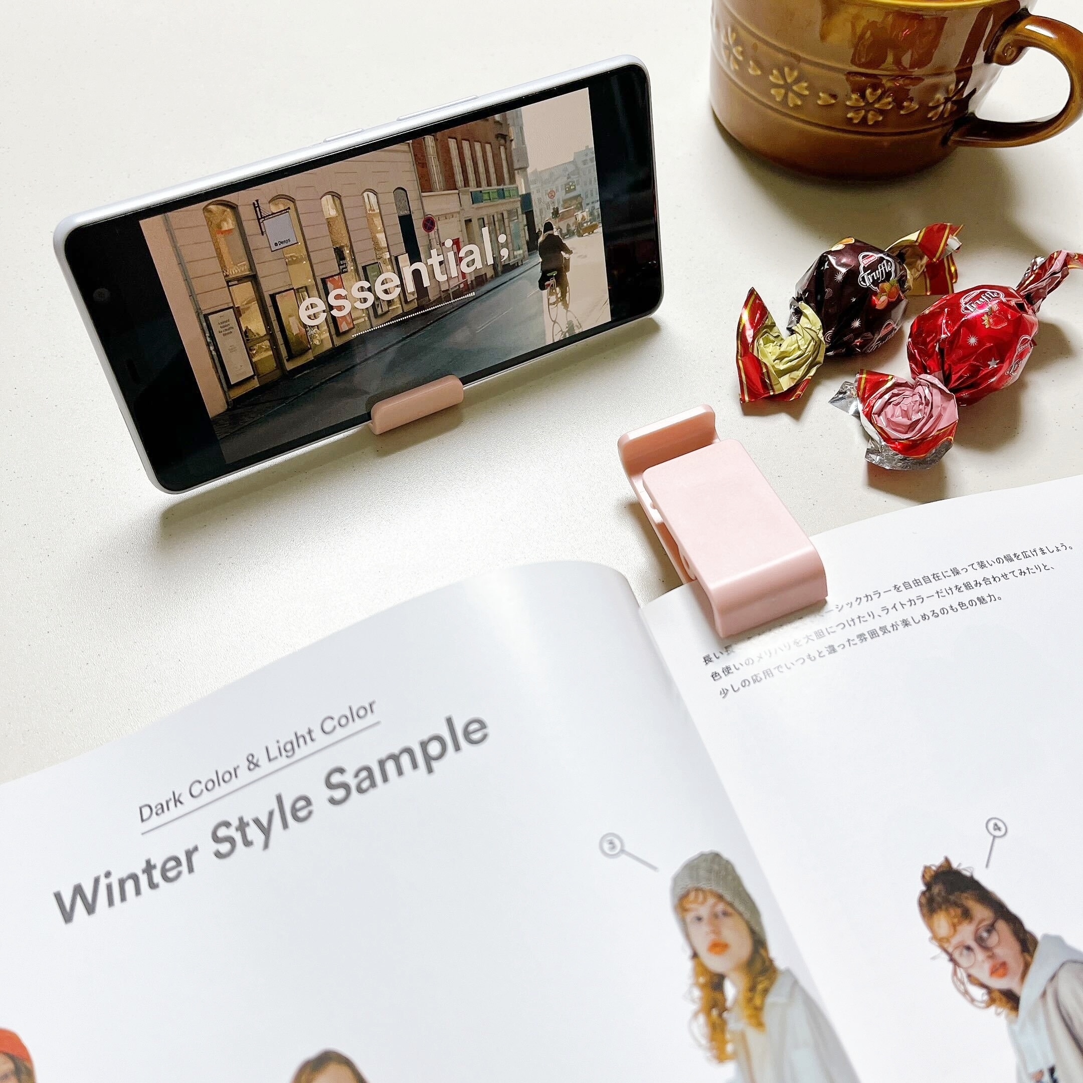 DAISO（ダイソー）のオススメの便利グッズ「スマホが立てられるスタンドクリップ 2P」