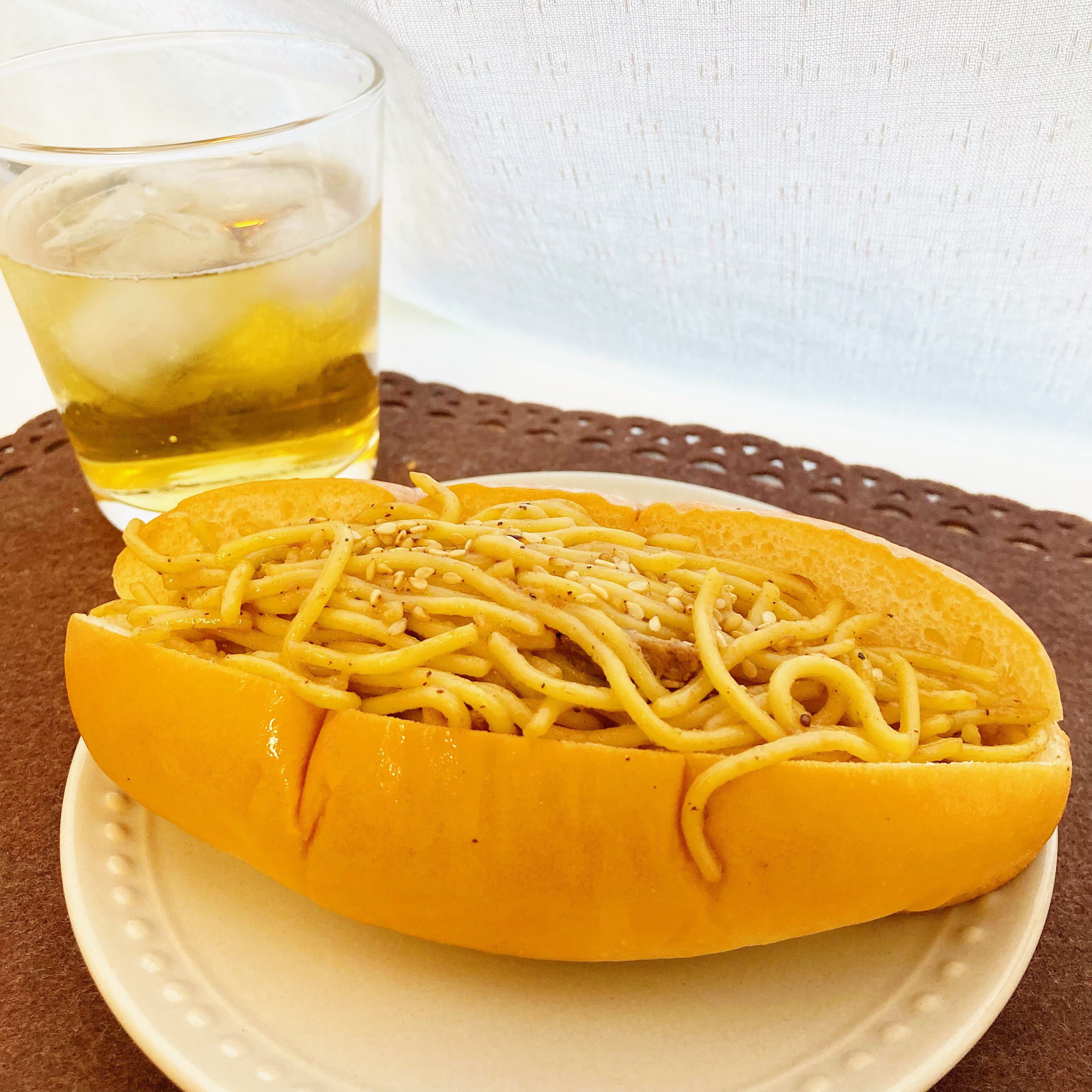 LAWSON（ローソン）のおすすめパン「豚骨スープ仕立ての焼きそばロール」