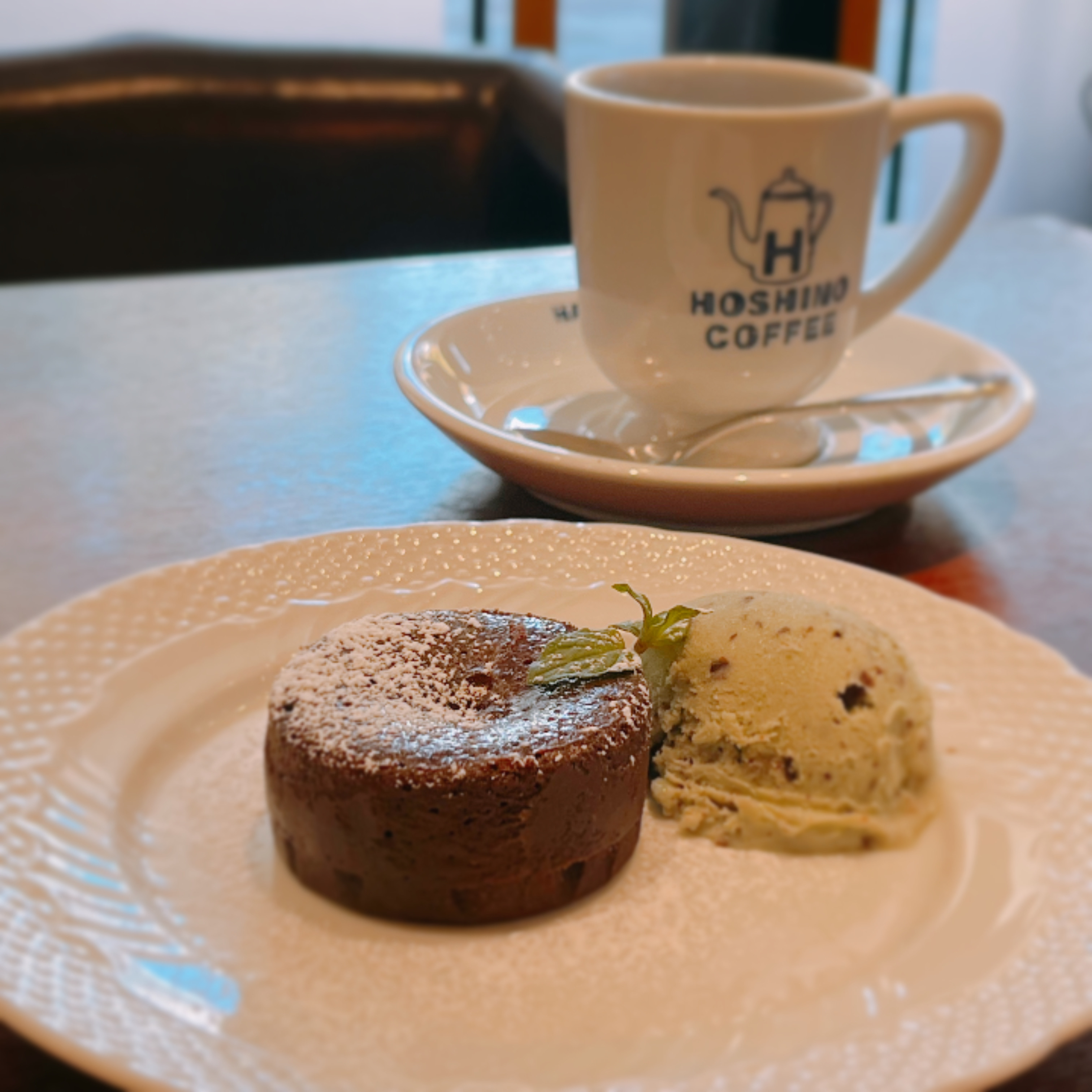 星乃珈琲店のおすすめ「キャラメルフォンダンショコラ チョコミントアイス添え」