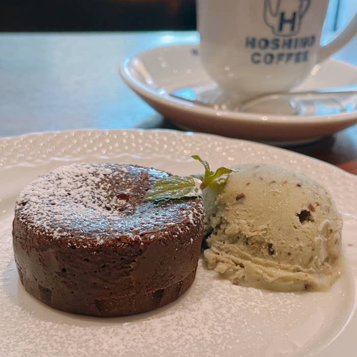 星乃珈琲店のおすすめ「キャラメルフォンダンショコラ チョコミントアイス添え」