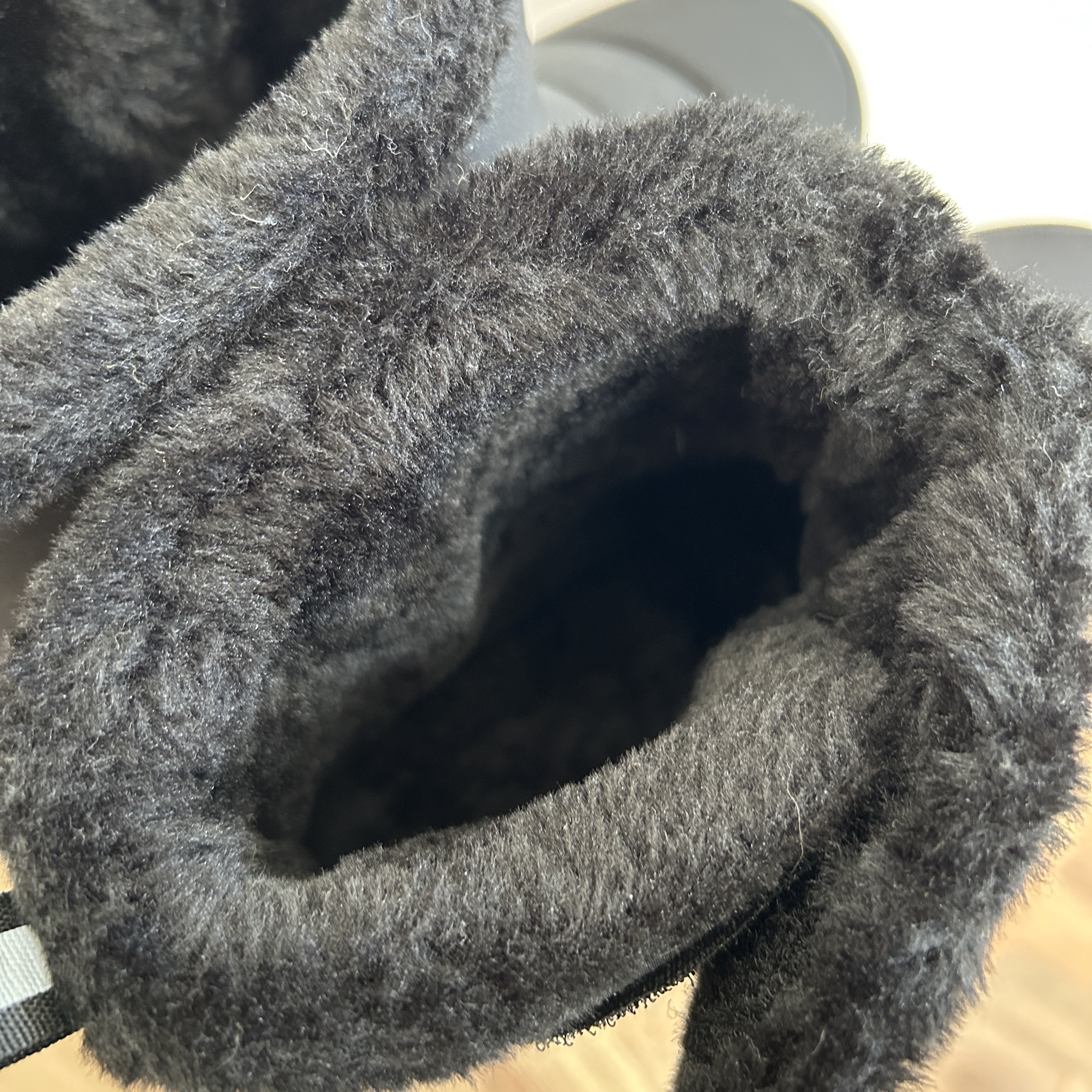 しまむらのおすすめシューズ「ヨコファスナーシューズ（FIBER HEAT）」