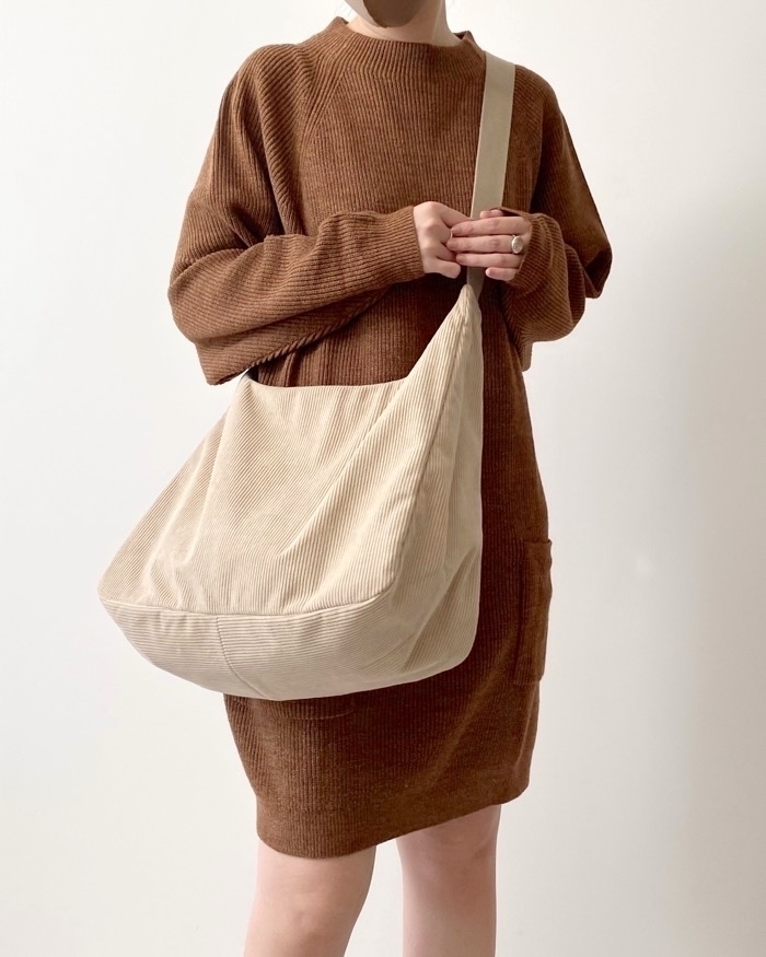 GU(ジーユー)のおすすめバッグ「コーデュロイラウンドショルダーバッグ」