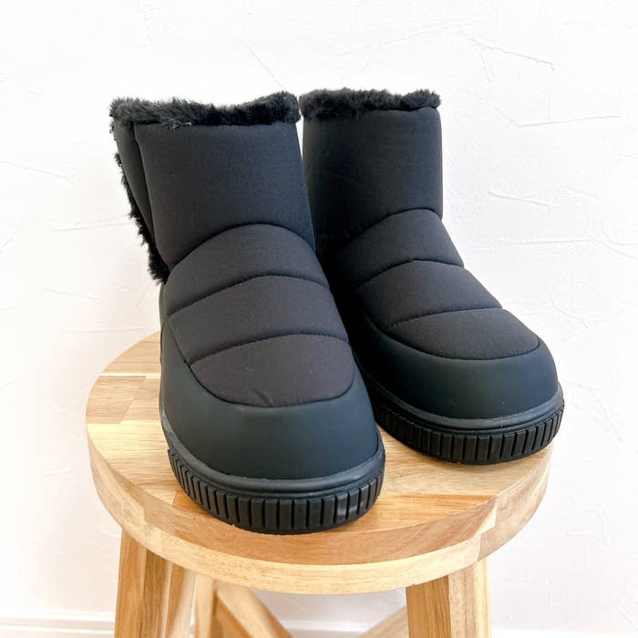 しまむらのおすすめシューズ「ヨコファスナーシューズ（FIBER HEAT）」