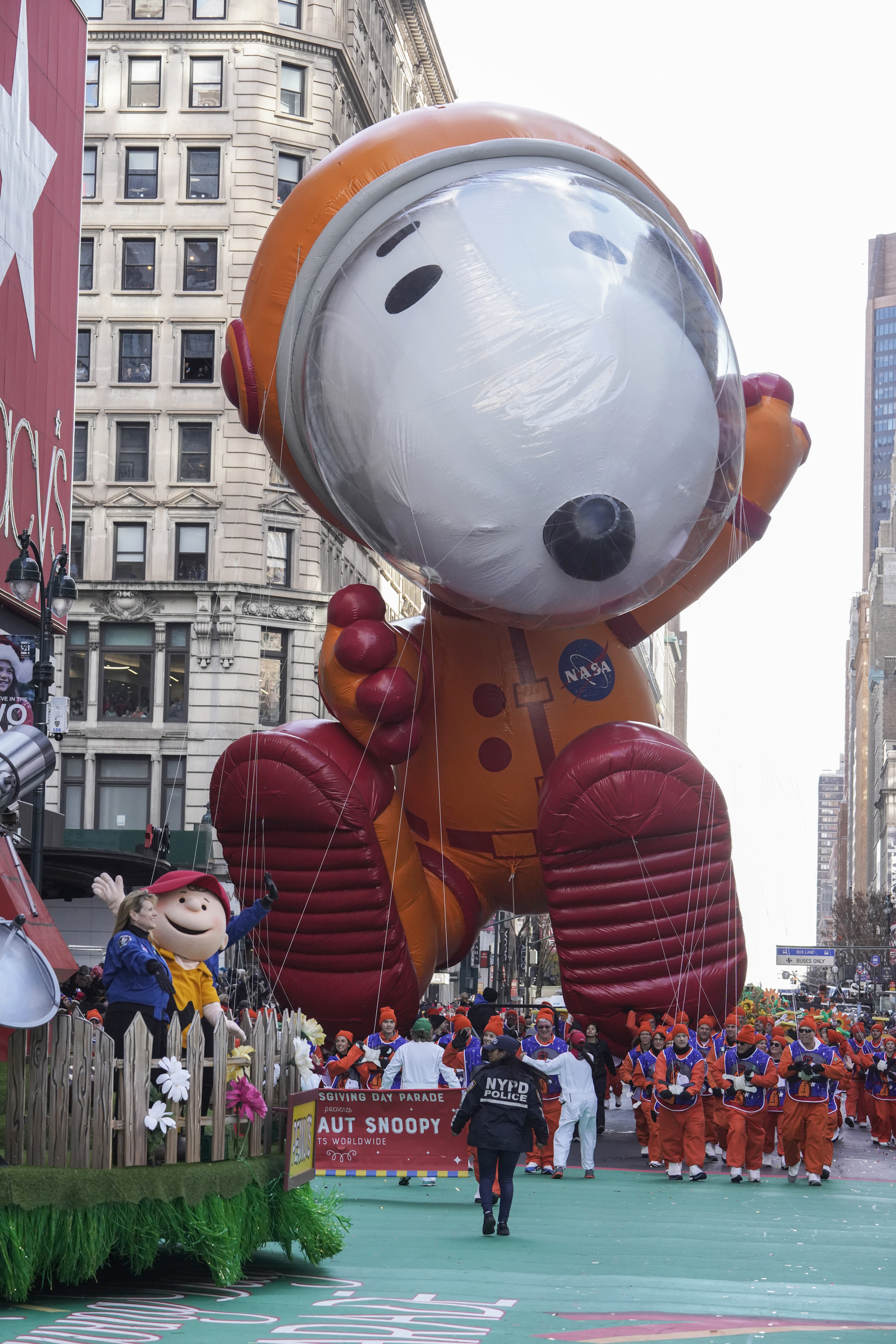 Astronaut Snoopy balloon