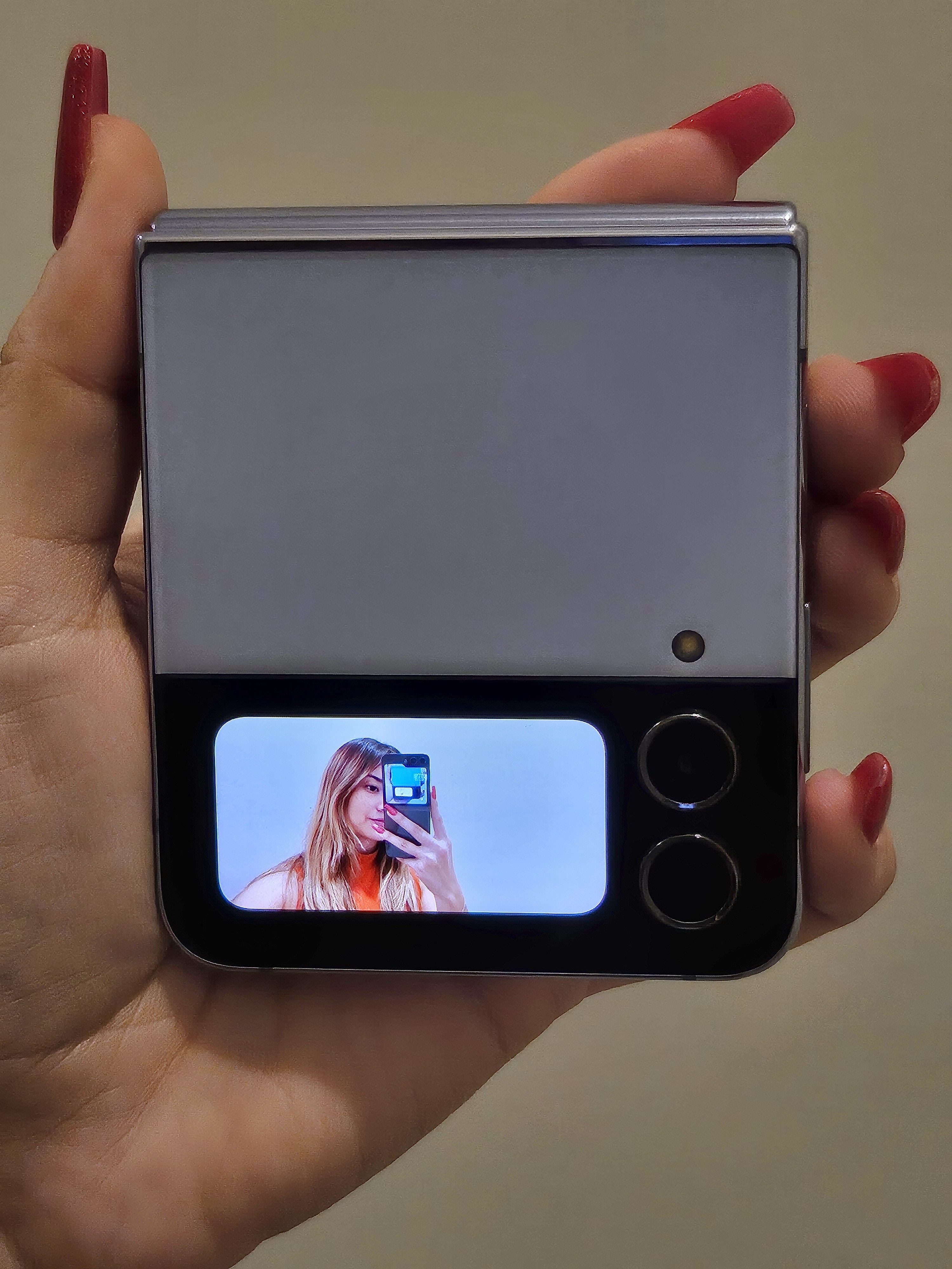 Flip 4 cover screen turned on as a viewfinder, displaying author taking a selfie, as taken with the Flip 5