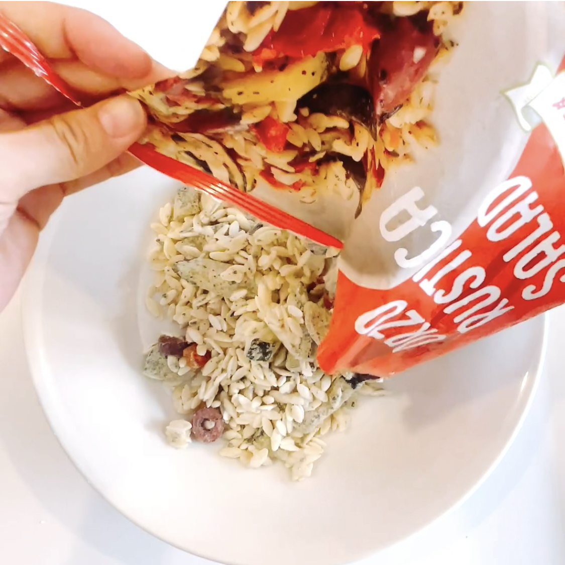 業務スーパーのオススメのフード「トマトルスティカパスタサラダ」