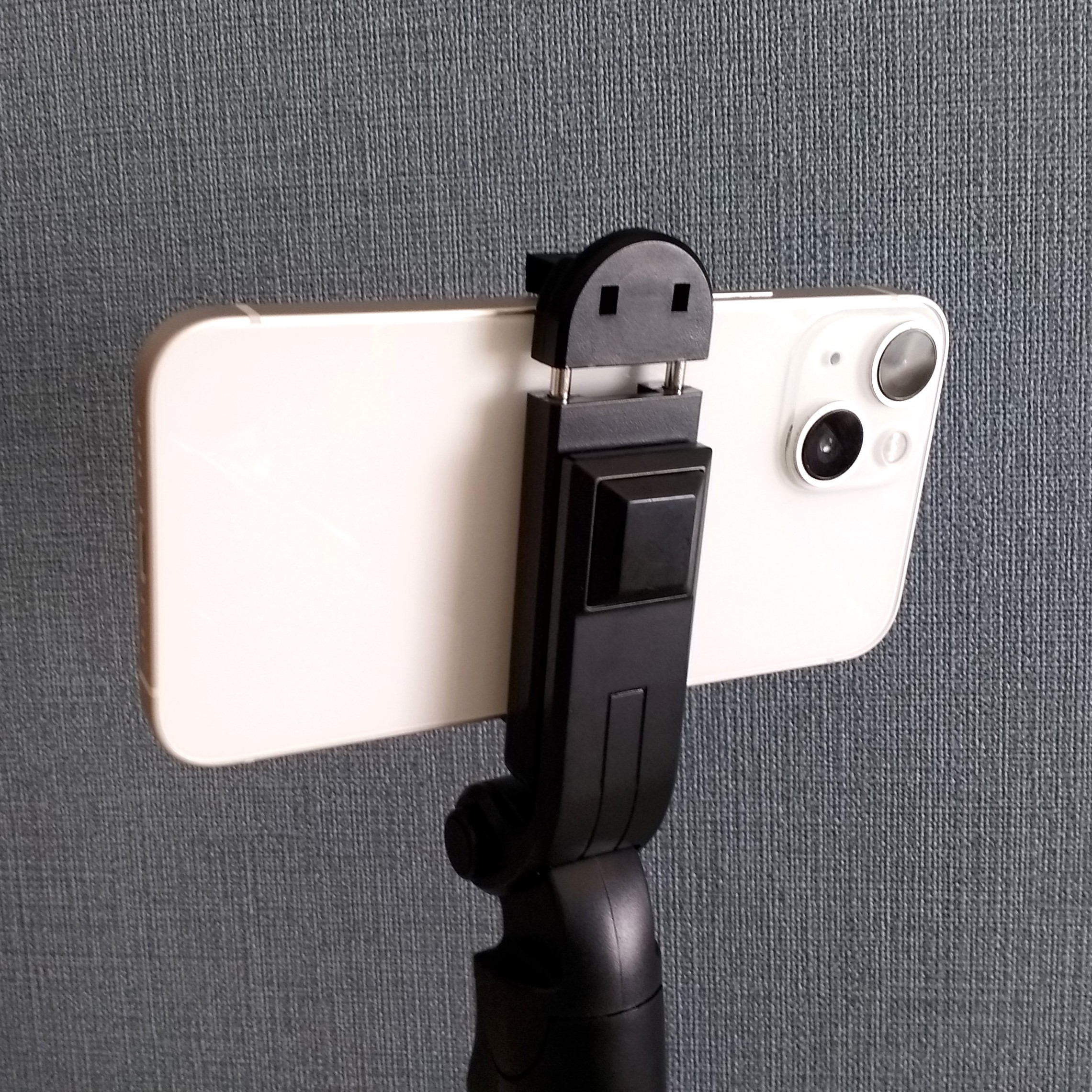 ニトリのオススメのグッズ「三脚にもなるワイヤレスセルカ棒（SP0003 ブラック）」