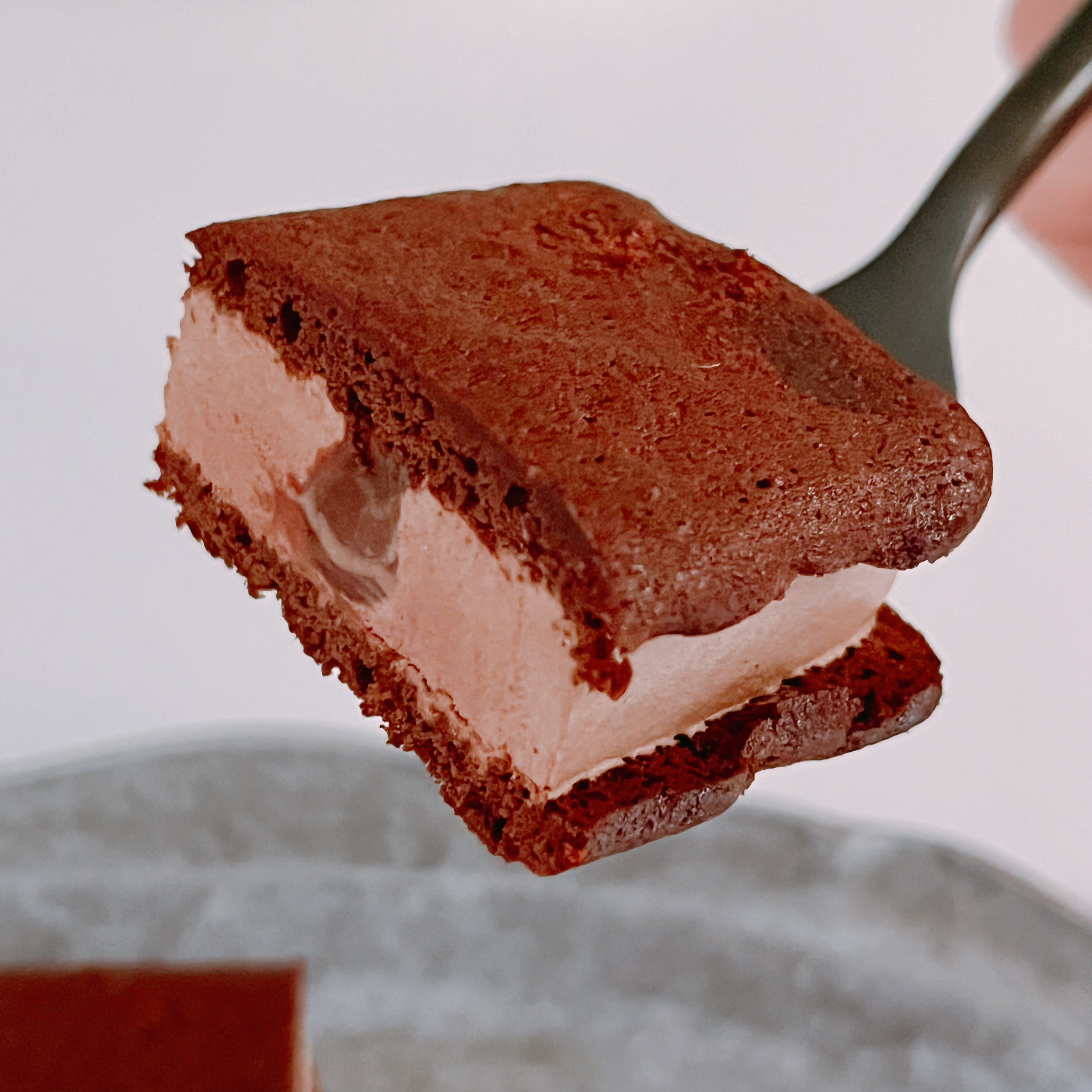 セブン-イレブンのおすすめ「とろっと生チョコソース入り 濃厚ブラウニーサンド」