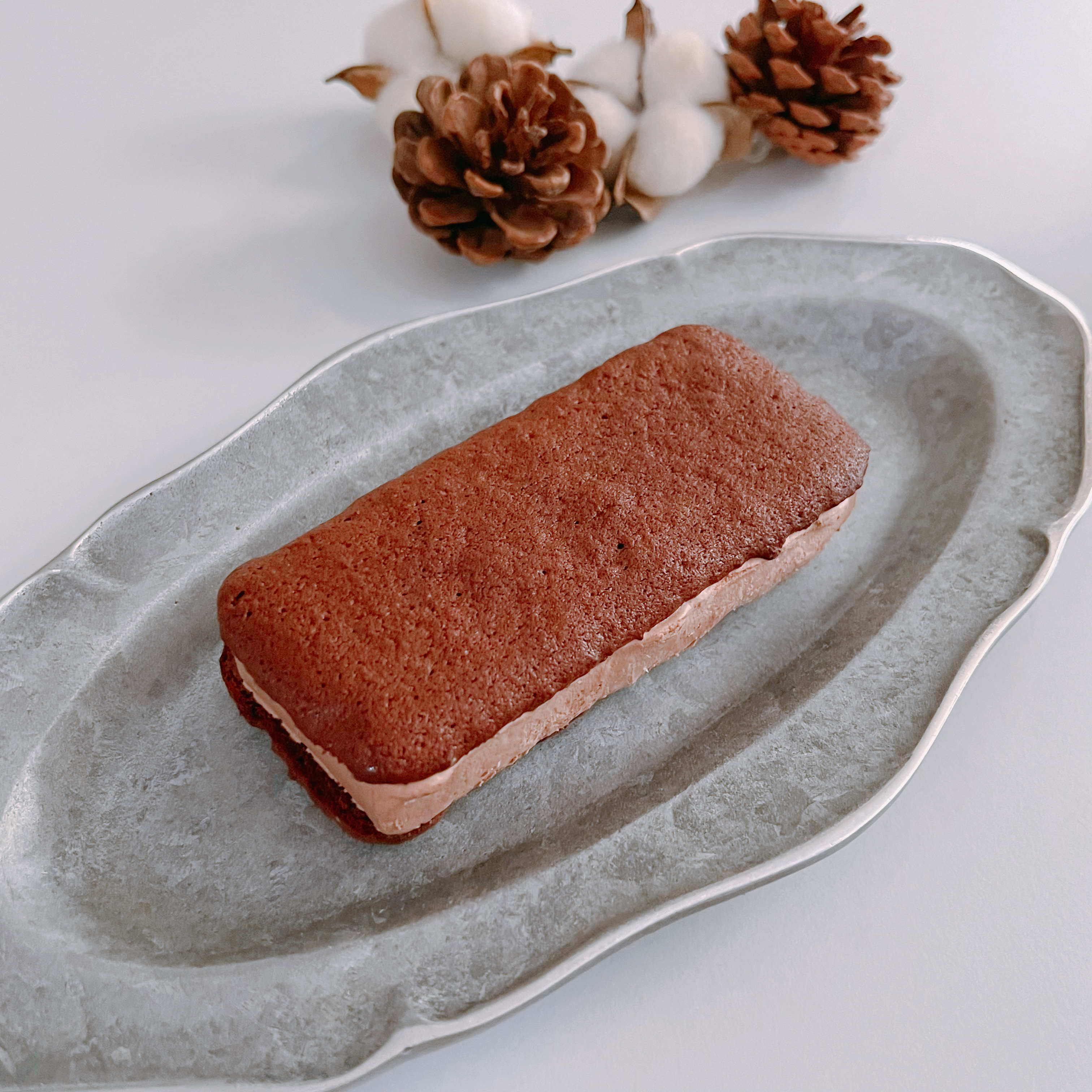 セブン-イレブンのおすすめ「とろっと生チョコソース入り 濃厚ブラウニーサンド」