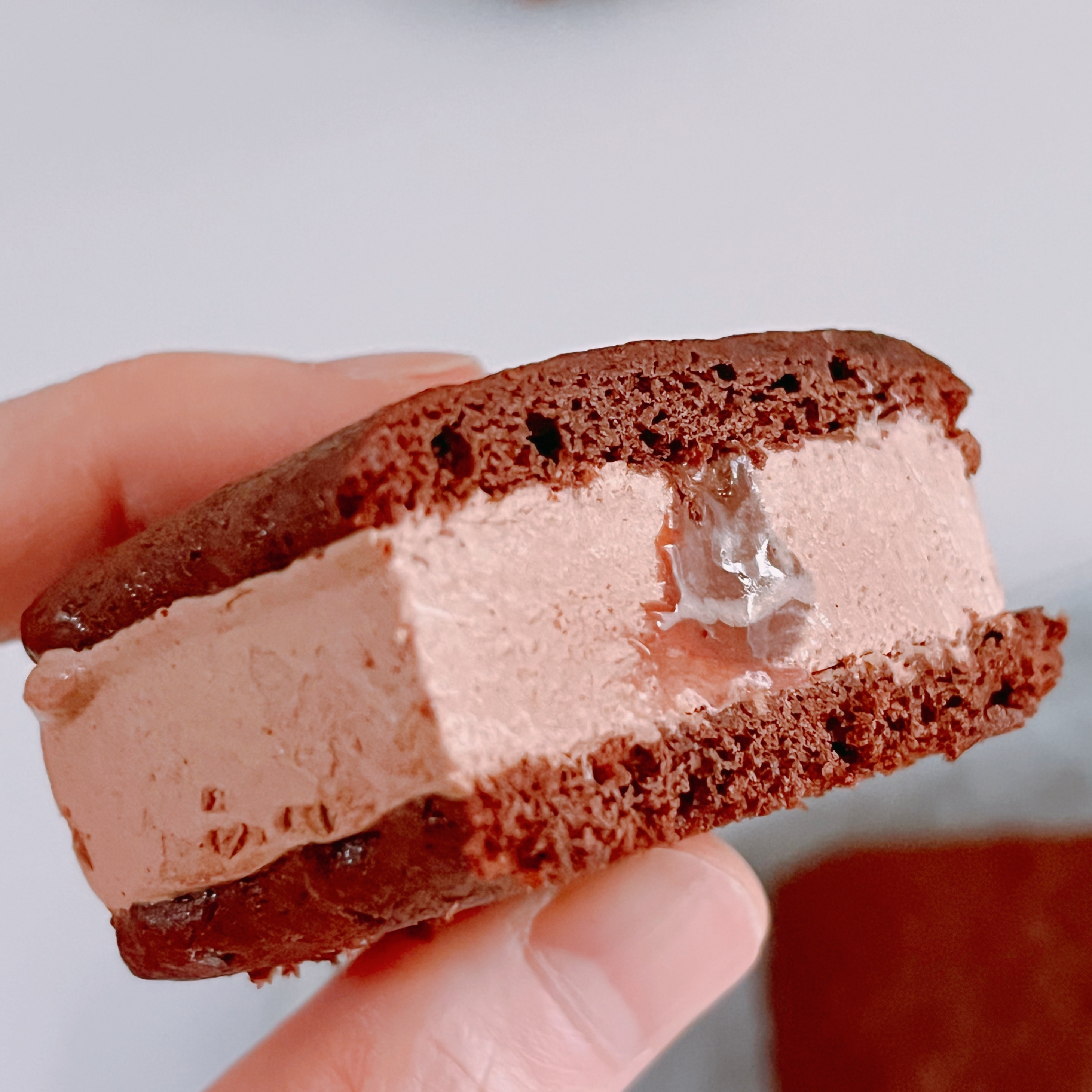 セブン-イレブンのおすすめ「とろっと生チョコソース入り 濃厚ブラウニーサンド」