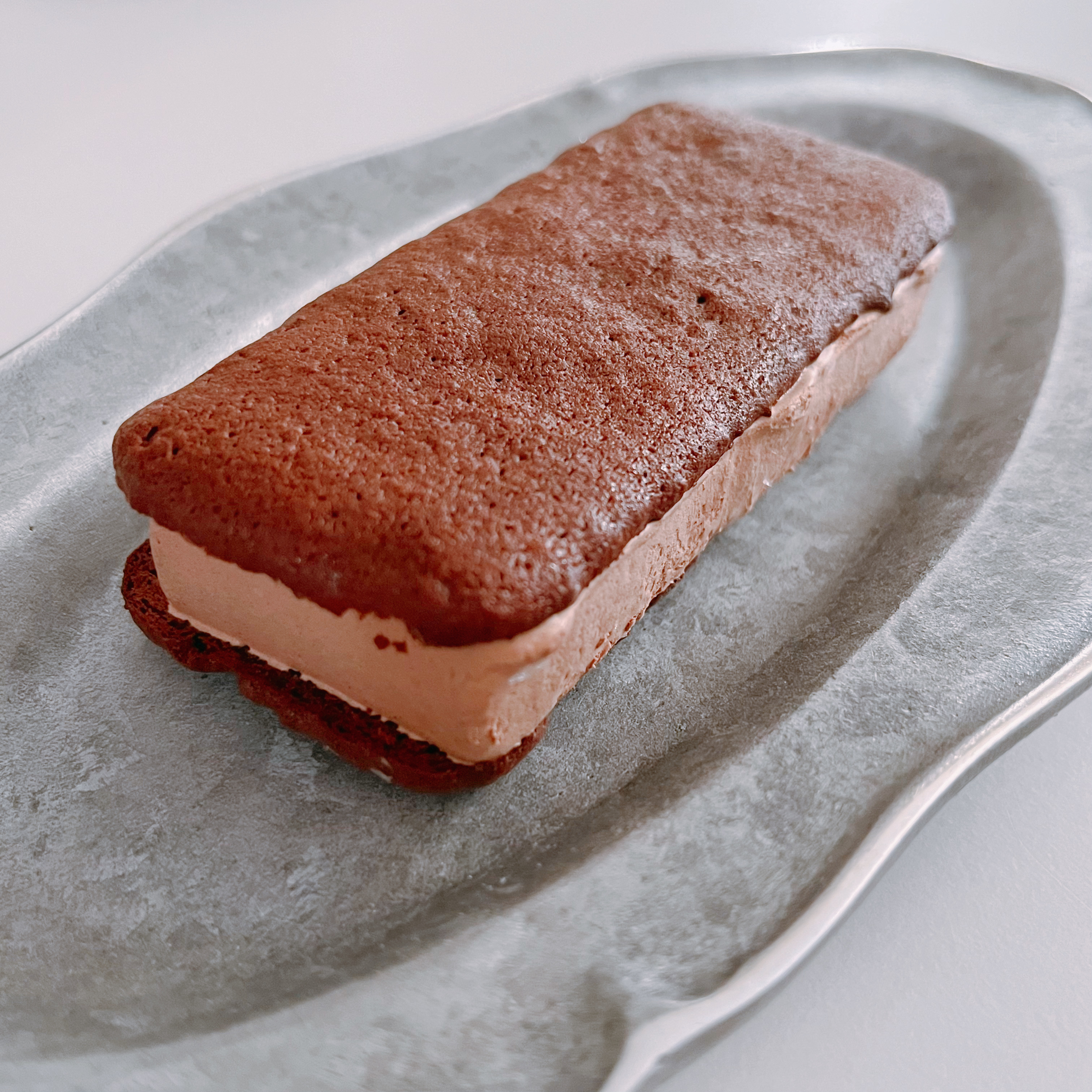 セブン-イレブンのおすすめ「とろっと生チョコソース入り 濃厚ブラウニーサンド」