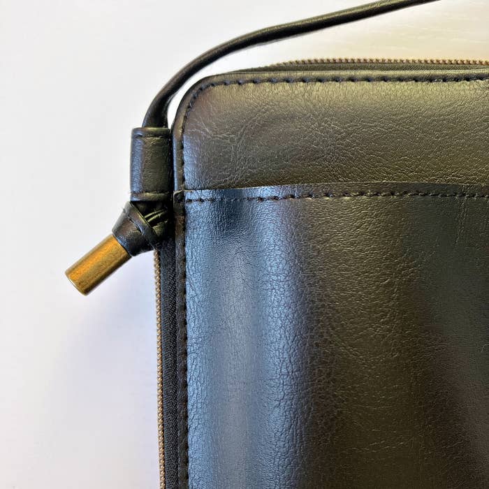 FamilyMart(ファミリーマート)のおすすめファッション小物「大人のための便利すぎるスマホショルダー 2種」