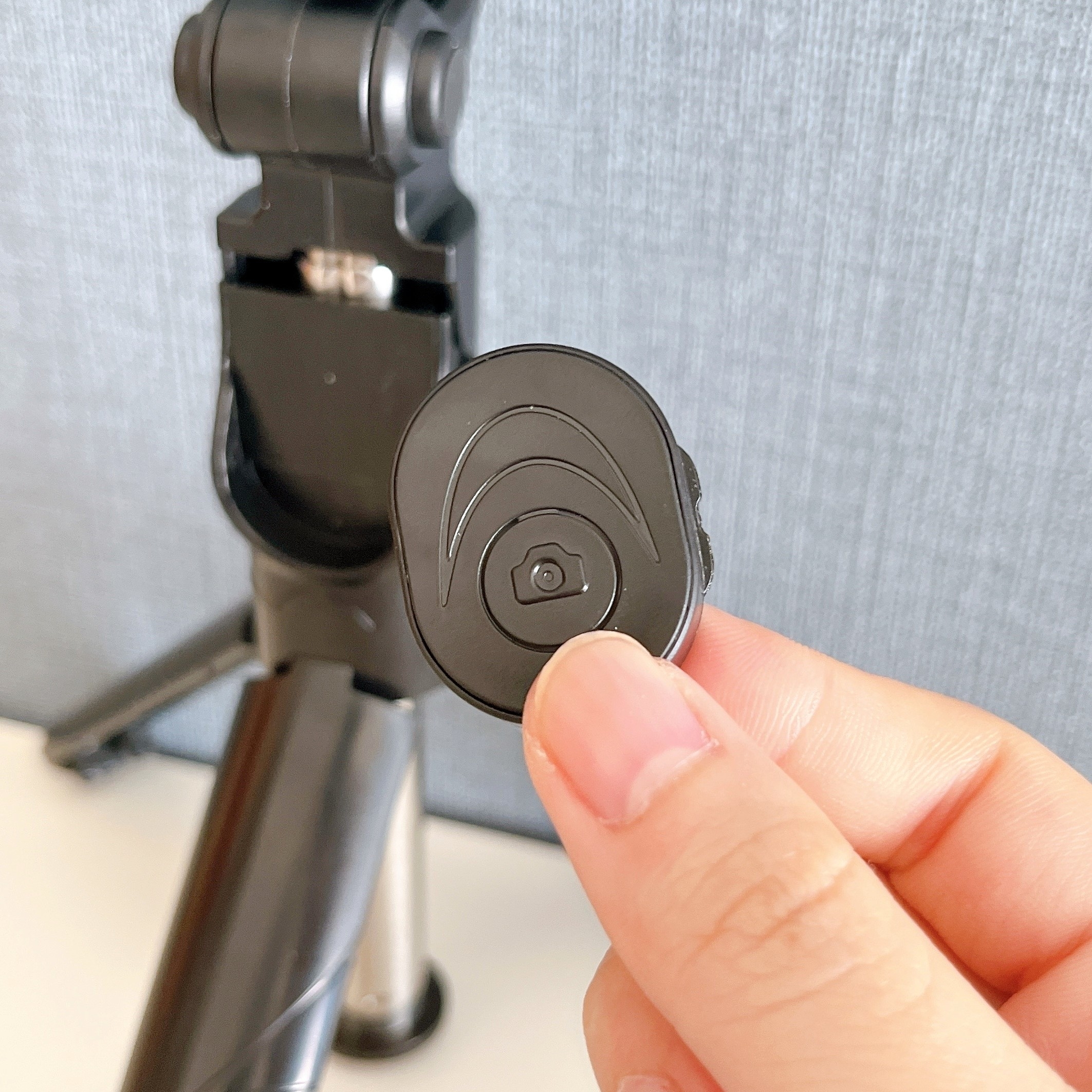 ニトリのオススメのグッズ「三脚にもなるワイヤレスセルカ棒（SP0003 ブラック）」