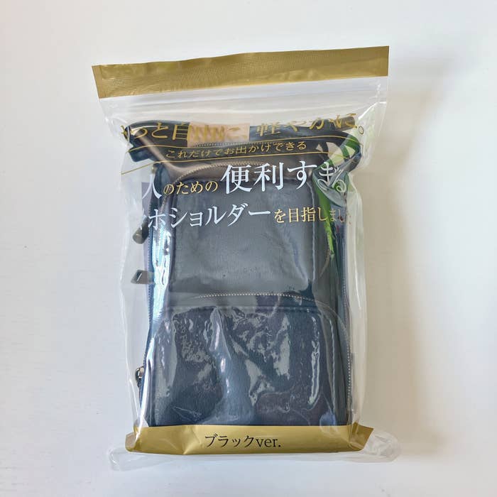 FamilyMart(ファミリーマート)のおすすめファッション小物「大人のための便利すぎるスマホショルダー 2種」