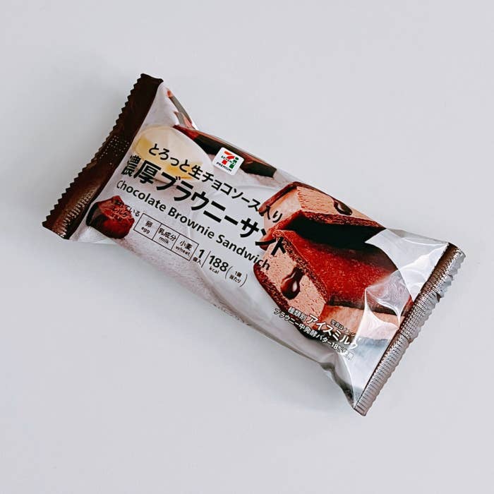 セブン-イレブンのおすすめ「とろっと生チョコソース入り 濃厚ブラウニーサンド」