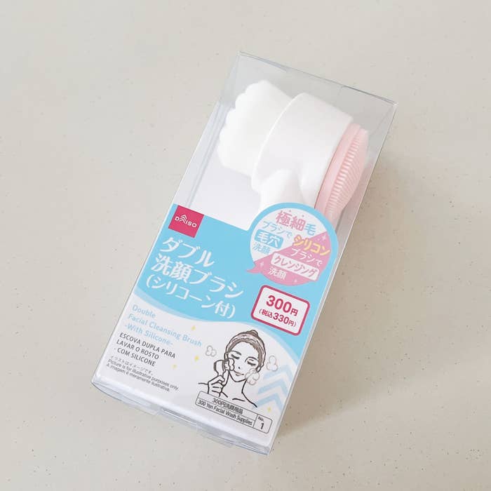 DAISO(ダイソー)のオススメの便利グッズ「ダブル洗顔ブラシ(シリコーン付)」