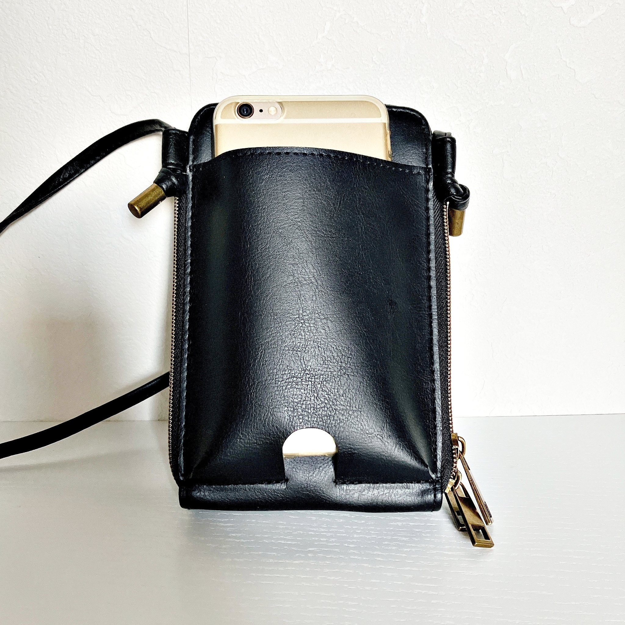 FamilyMart(ファミリーマート)のおすすめファッション小物「大人のための便利すぎるスマホショルダー 2種」