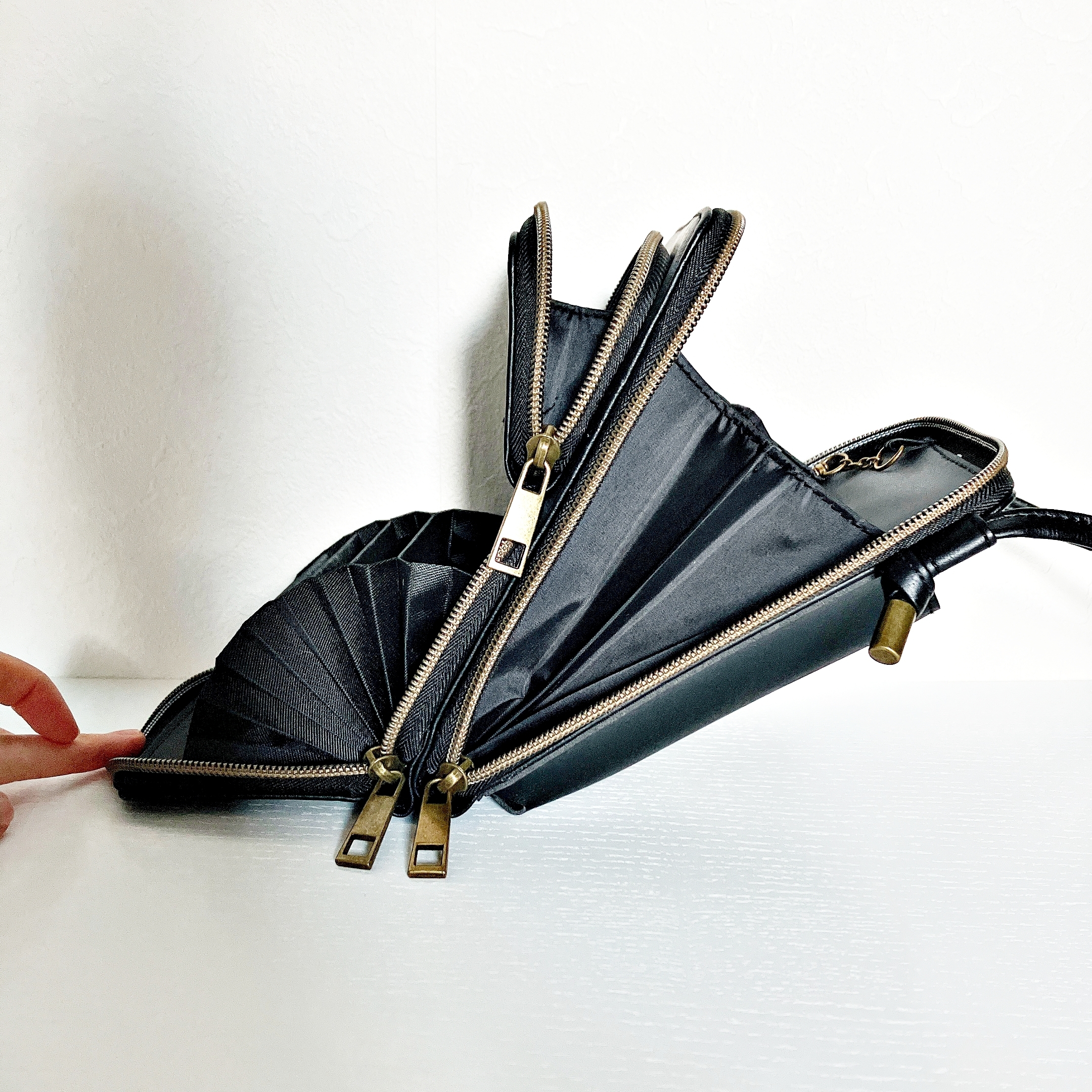 FamilyMart(ファミリーマート)のおすすめファッション小物「大人のための便利すぎるスマホショルダー 2種」