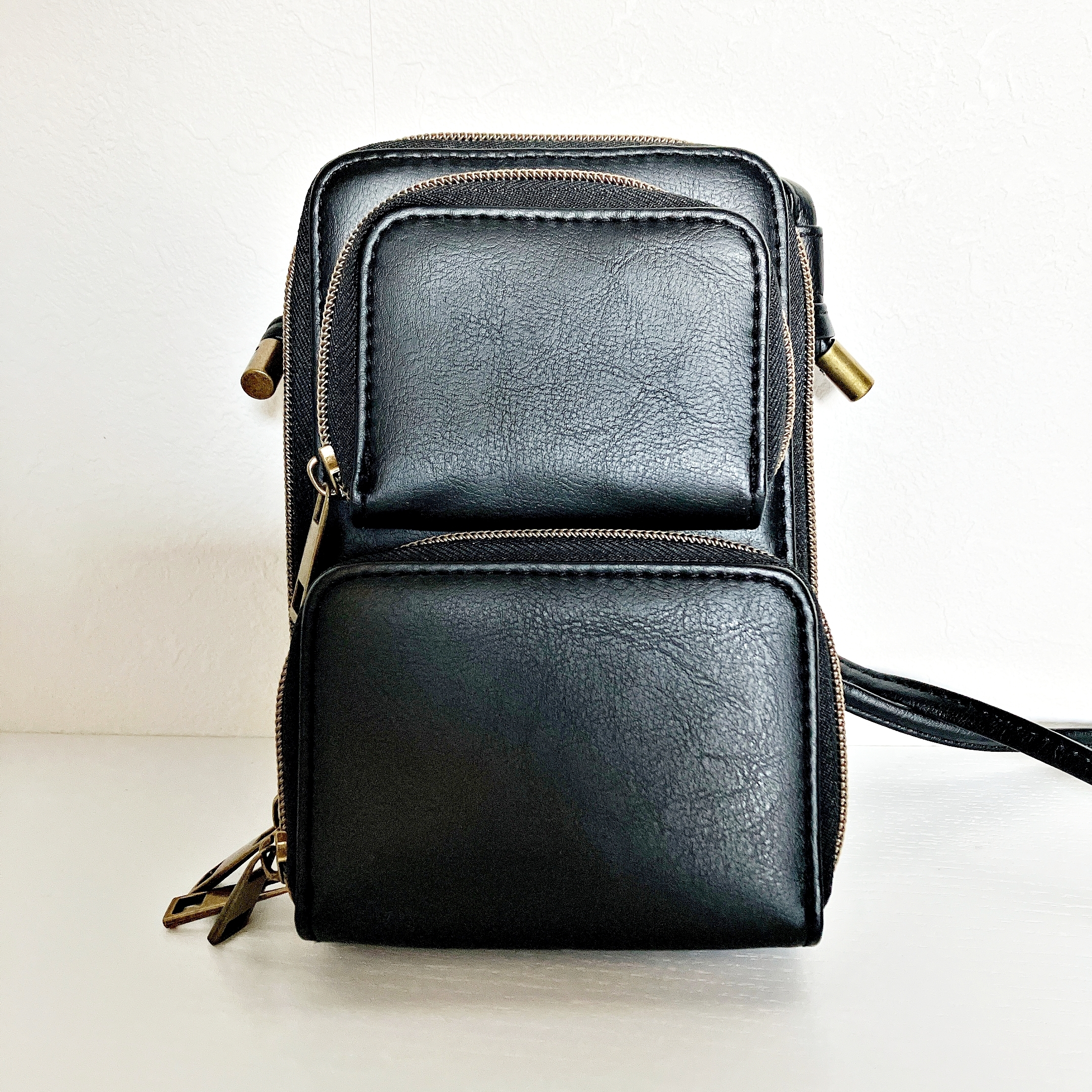 FamilyMart(ファミリーマート)のおすすめファッション小物「大人のための便利すぎるスマホショルダー 2種」