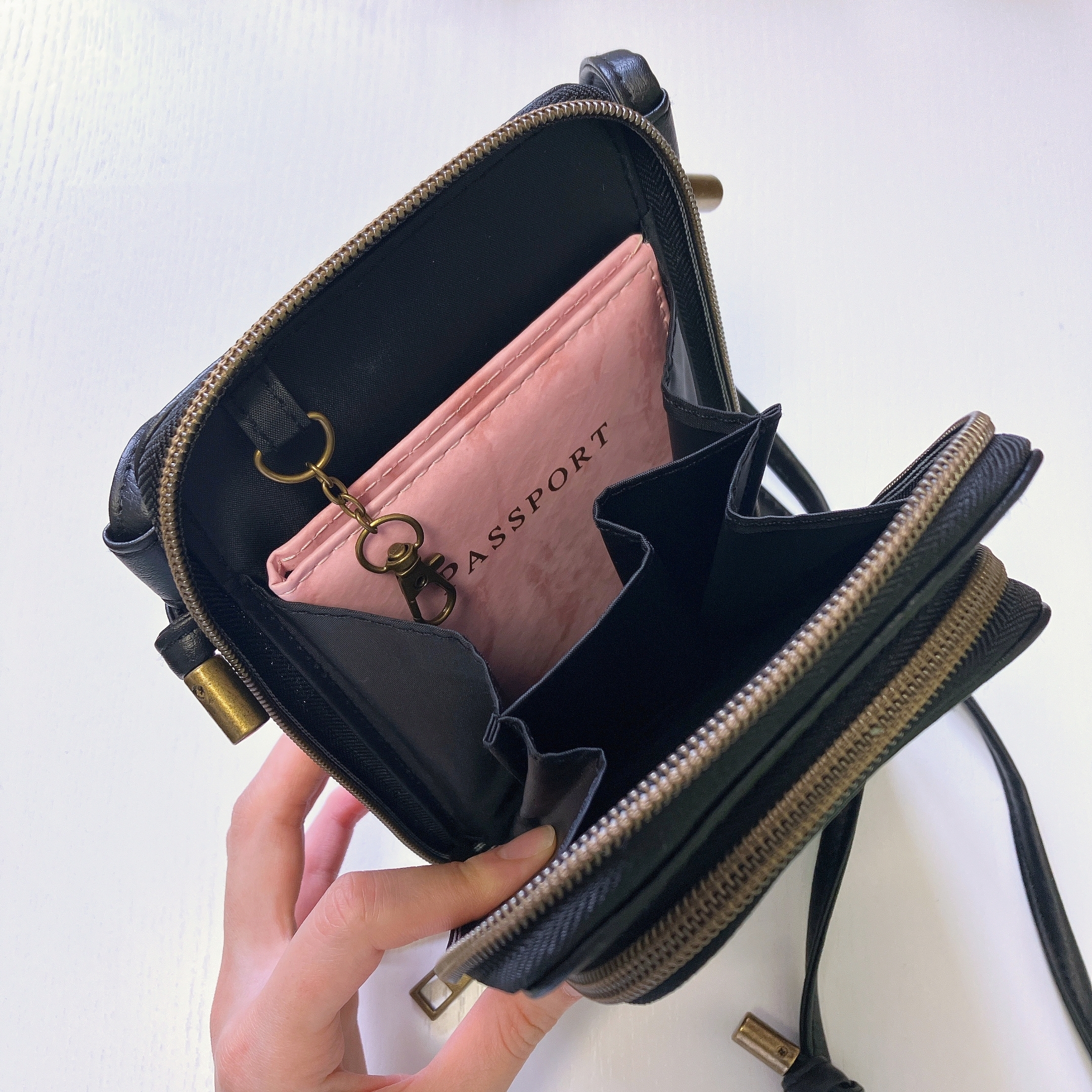 FamilyMart(ファミリーマート)のおすすめファッション小物「大人のための便利すぎるスマホショルダー 2種」